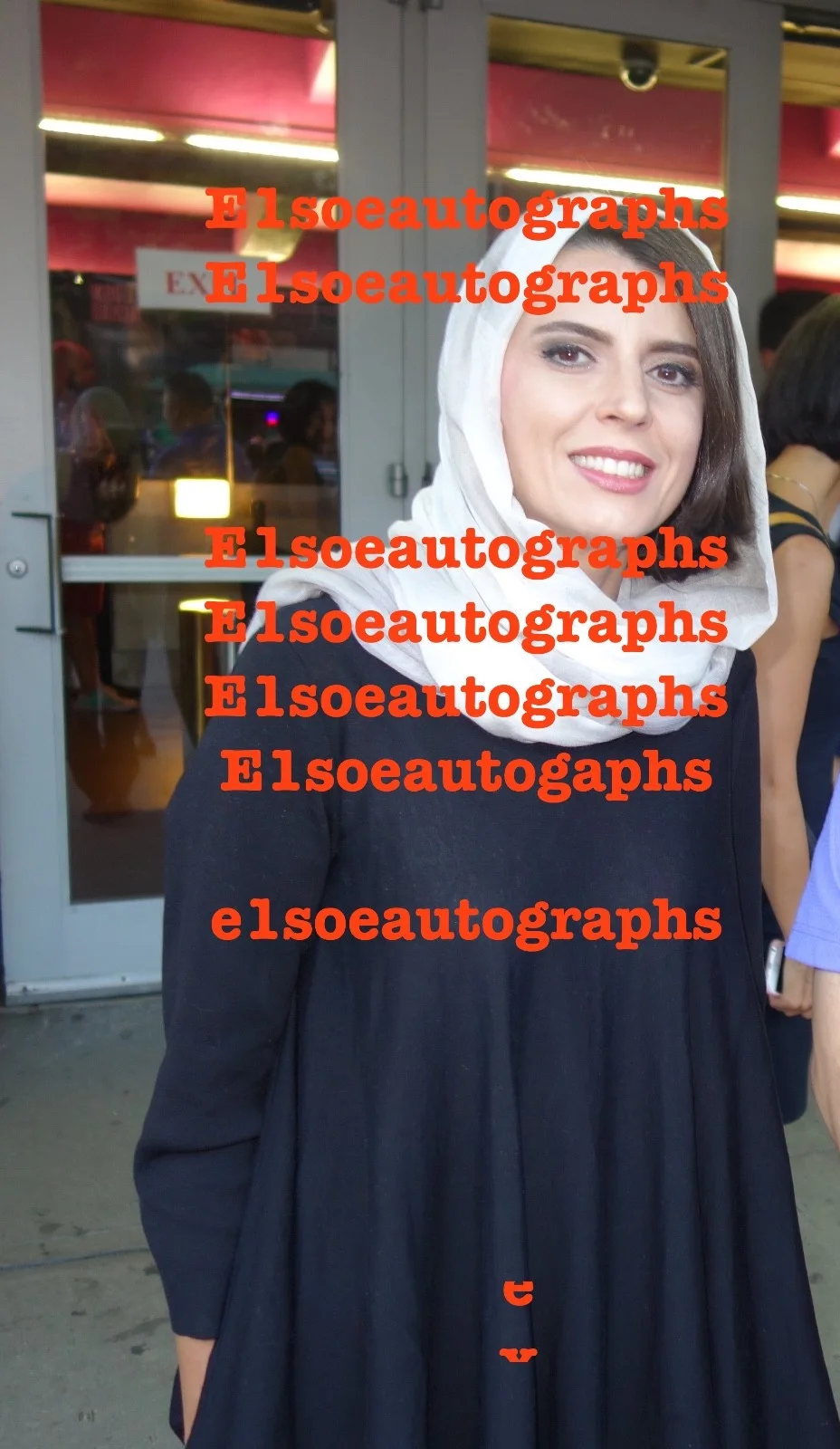 Leila Hatami — Leila Hatami signed A Separation 8x10 Photo. In Person Proof. Tale of the Sea, изображение 2