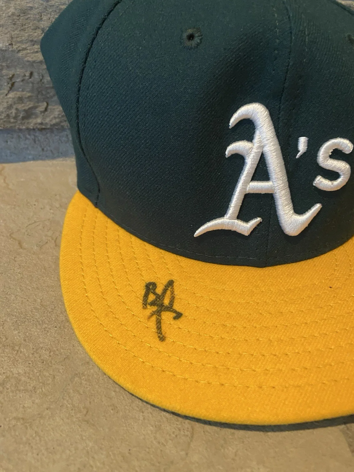 Brad Pitt — Brad Pitt Signed Baseball Hat - PSA COA - Moneyball Billy Beane Oakland A’s MLB, изображение 2