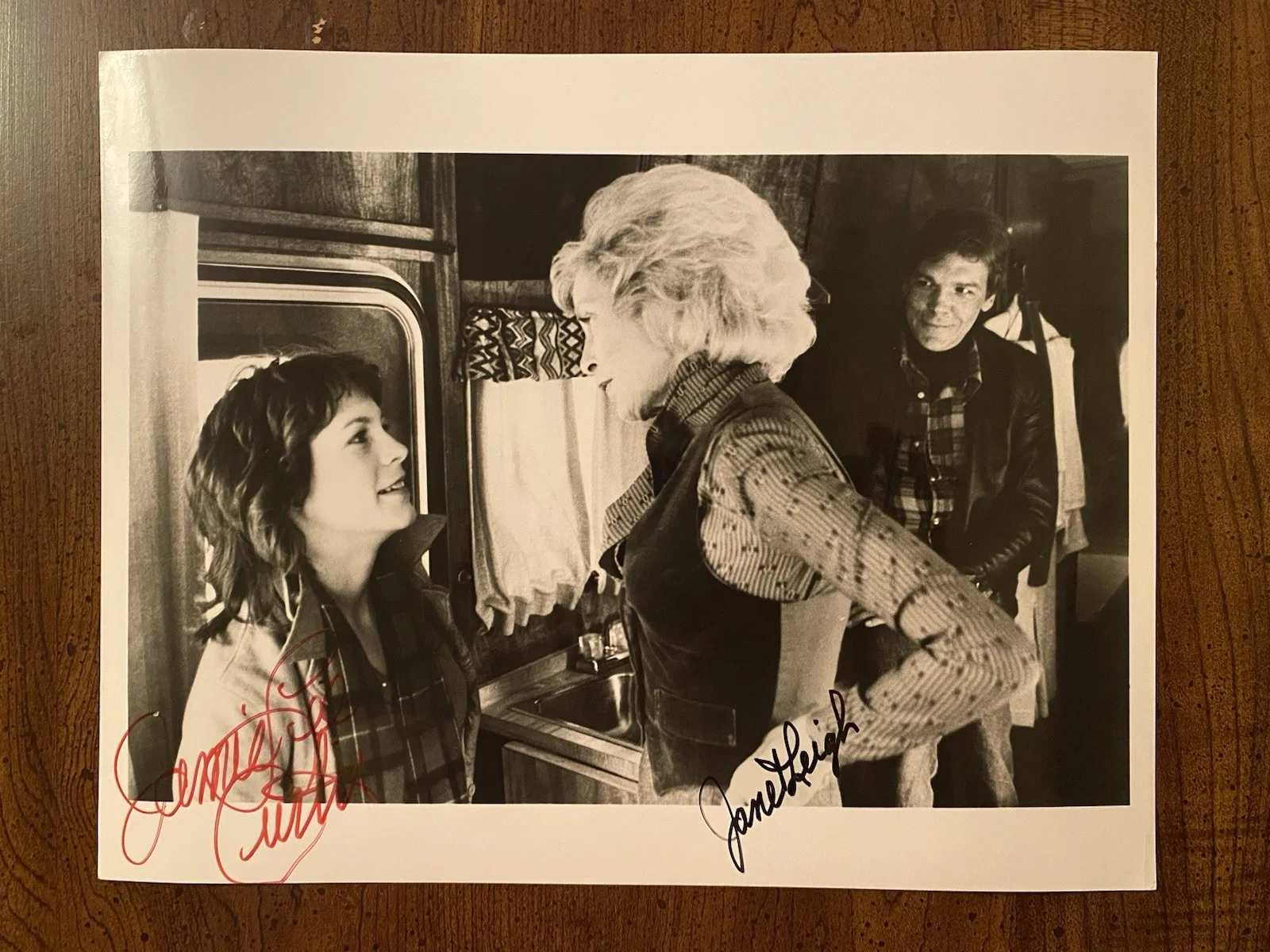 Jamie Lee Curtis, Janet Leigh — Jamie Lee Curtis Janet Leigh Signed Autographed Candid Photo With COA The Fog
