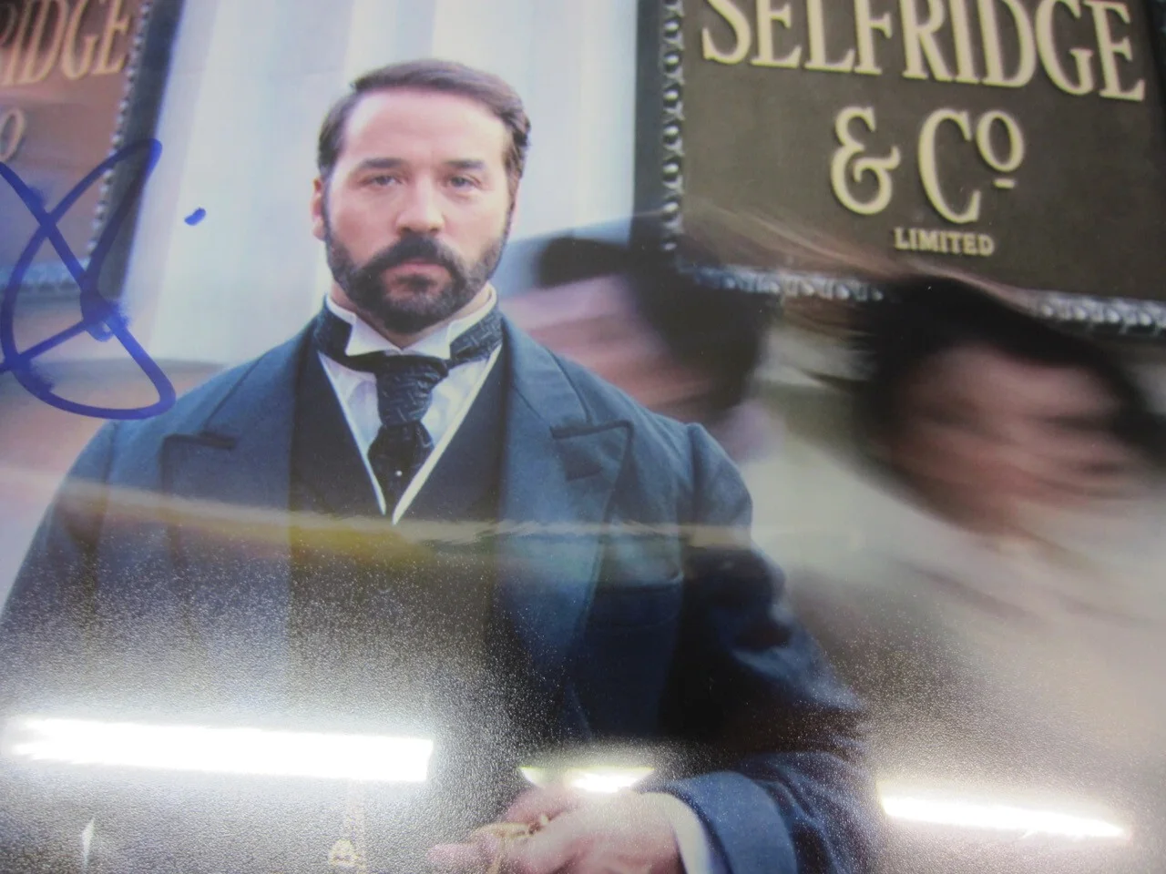 MR SELFRIDGE Jeremy Piven Signed Autographed 8x10 Photo Harry Beckett Authentic, изображение 3