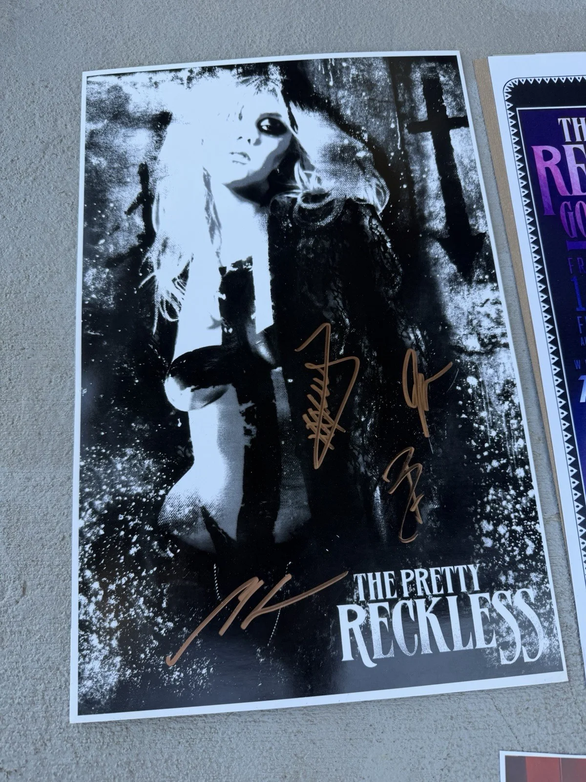 The Pretty Reckless autographed concert poster Taylor Momsen Others & Extra Nice, изображение 4