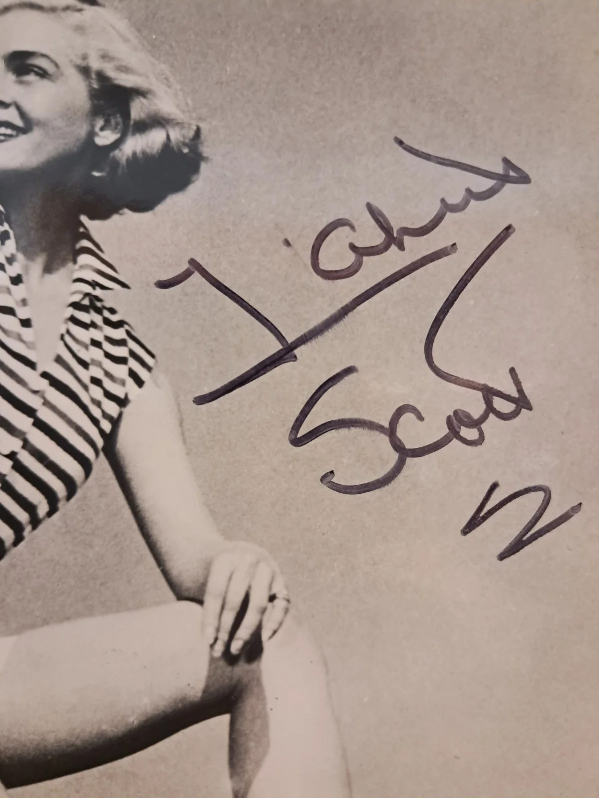 Lizabeth Scott Autographed Publicity Still – The Ultimate Film Noir Legend, image 2