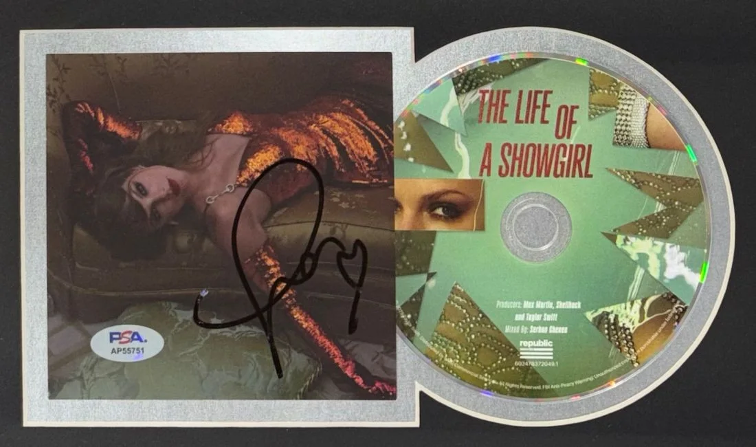 Taylor Swift — Taylor Swift Signed Framed Insert w/ 8x10 Life Of A Showgirl Photo 2 PSA/DNA, изображение 2