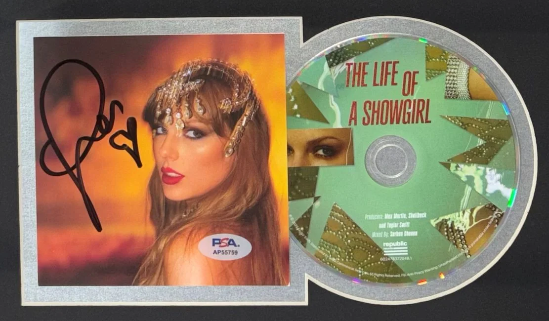 Taylor Swift — Taylor Swift Signed Framed Insert w/ 8x10 Life Of A Showgirl Photo PSA/DNA, изображение 2