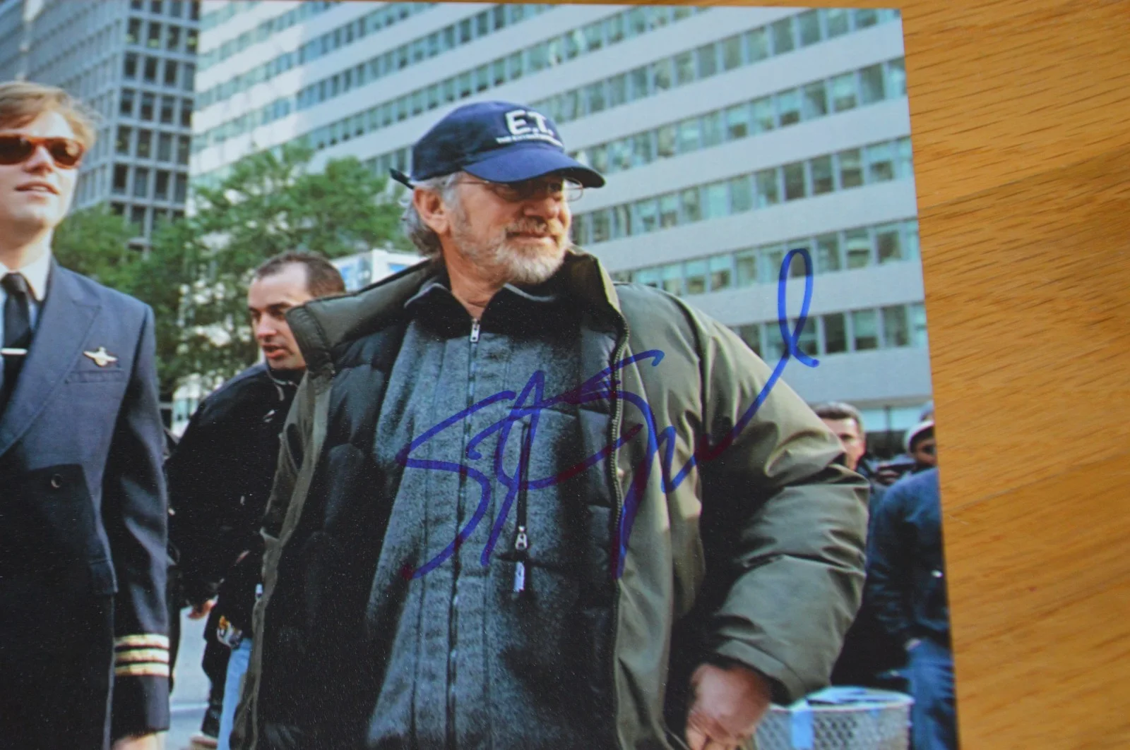 Steven Spielberg — Steven Spielberg Signed 8x10 "Catch Me If You Can" Photo with AUTOGRAPH Hologram, изображение 2