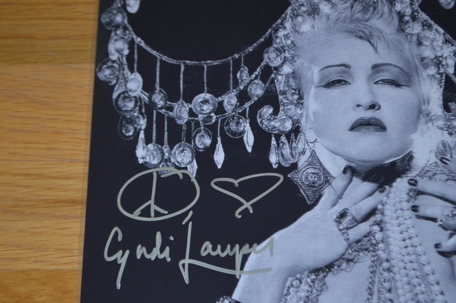 Cyndi Lauper Autographed 11x14 Vintage B/W Photo with PSA Hologram, изображение 2