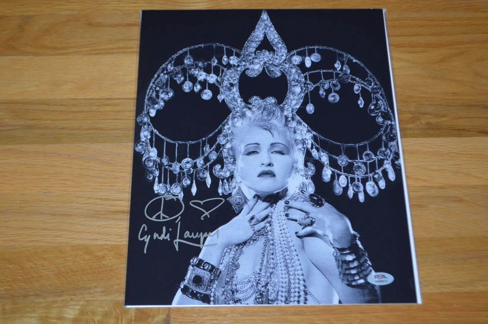 Cyndi Lauper Autographed 11x14 Vintage B/W Photo with PSA Hologram, изображение 4