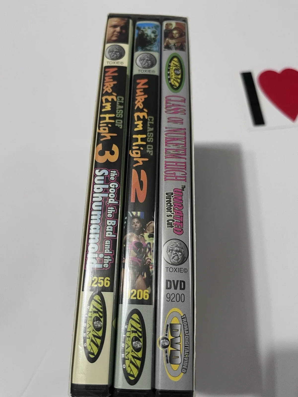 Lloyd Kaufman — Lloyd Kaufman SIGNED Nuke 'Em High Spill-Ogy Box Set + RARE Tromaville Sticker, изображение 3