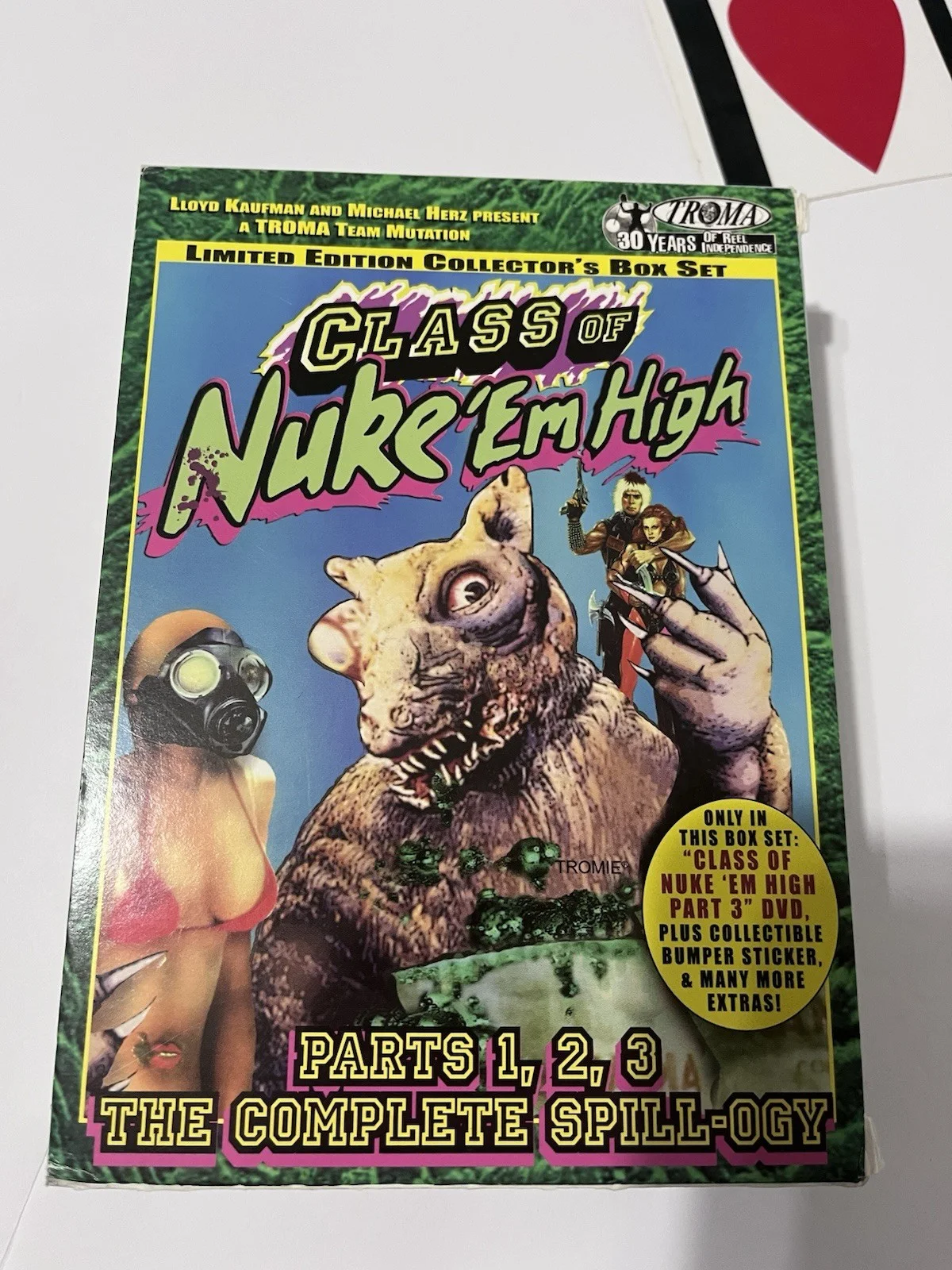 Lloyd Kaufman — Lloyd Kaufman SIGNED Nuke 'Em High Spill-Ogy Box Set + RARE Tromaville Sticker, изображение 4