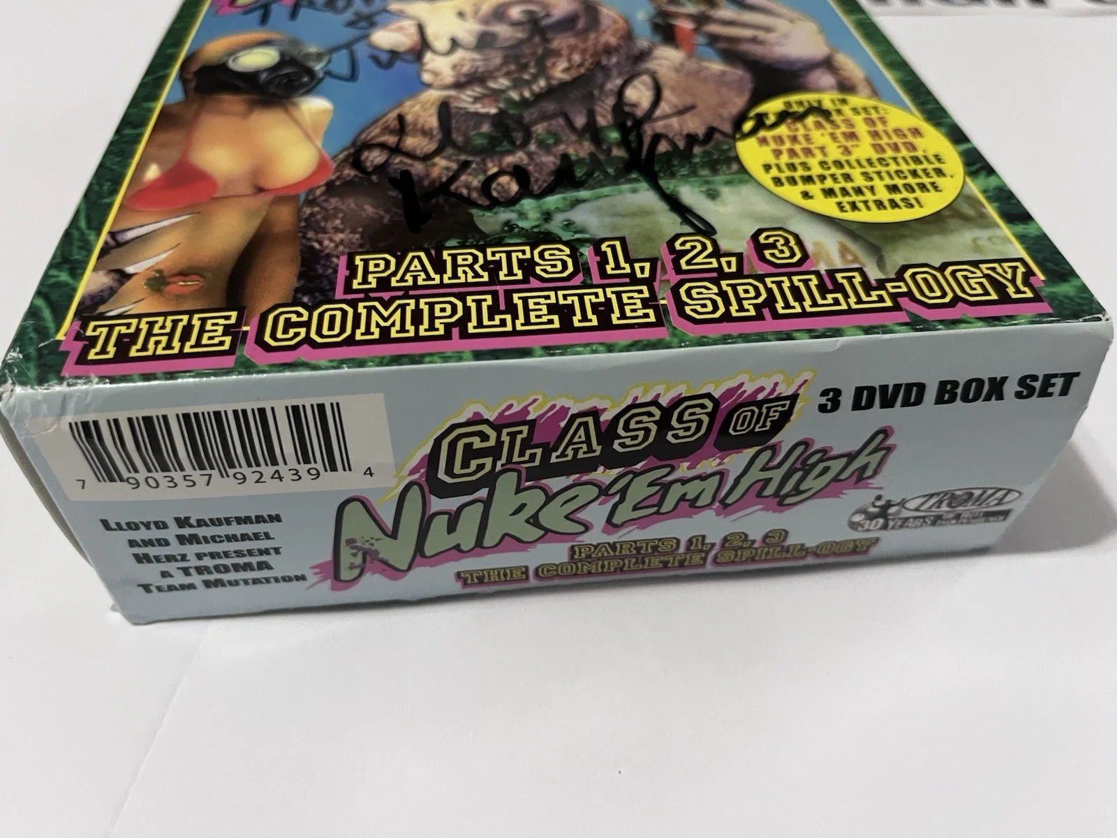 Lloyd Kaufman — Lloyd Kaufman SIGNED Nuke 'Em High Spill-Ogy Box Set + RARE Tromaville Sticker, изображение 5