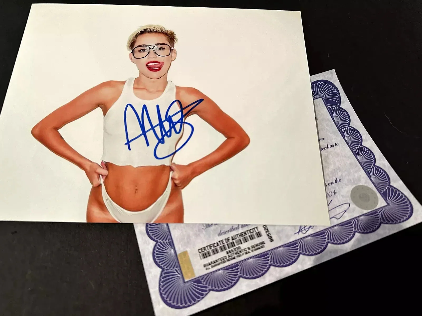 Miley Cyrus Autographed Signed 8x10 "Singer" Photo with COA, изображение 2