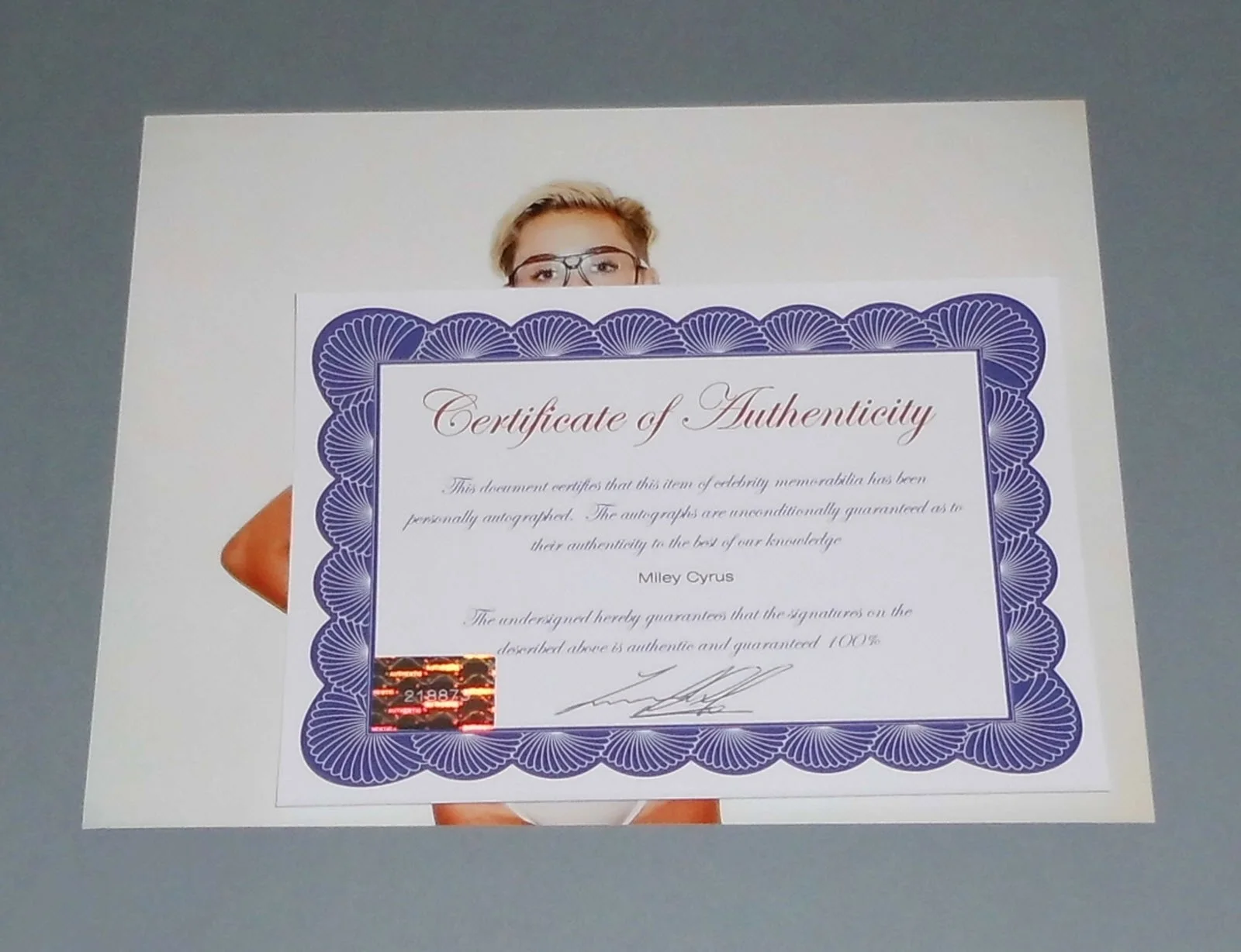 Miley Cyrus Autographed Signed 8x10 "Singer" Photo with COA, изображение 3