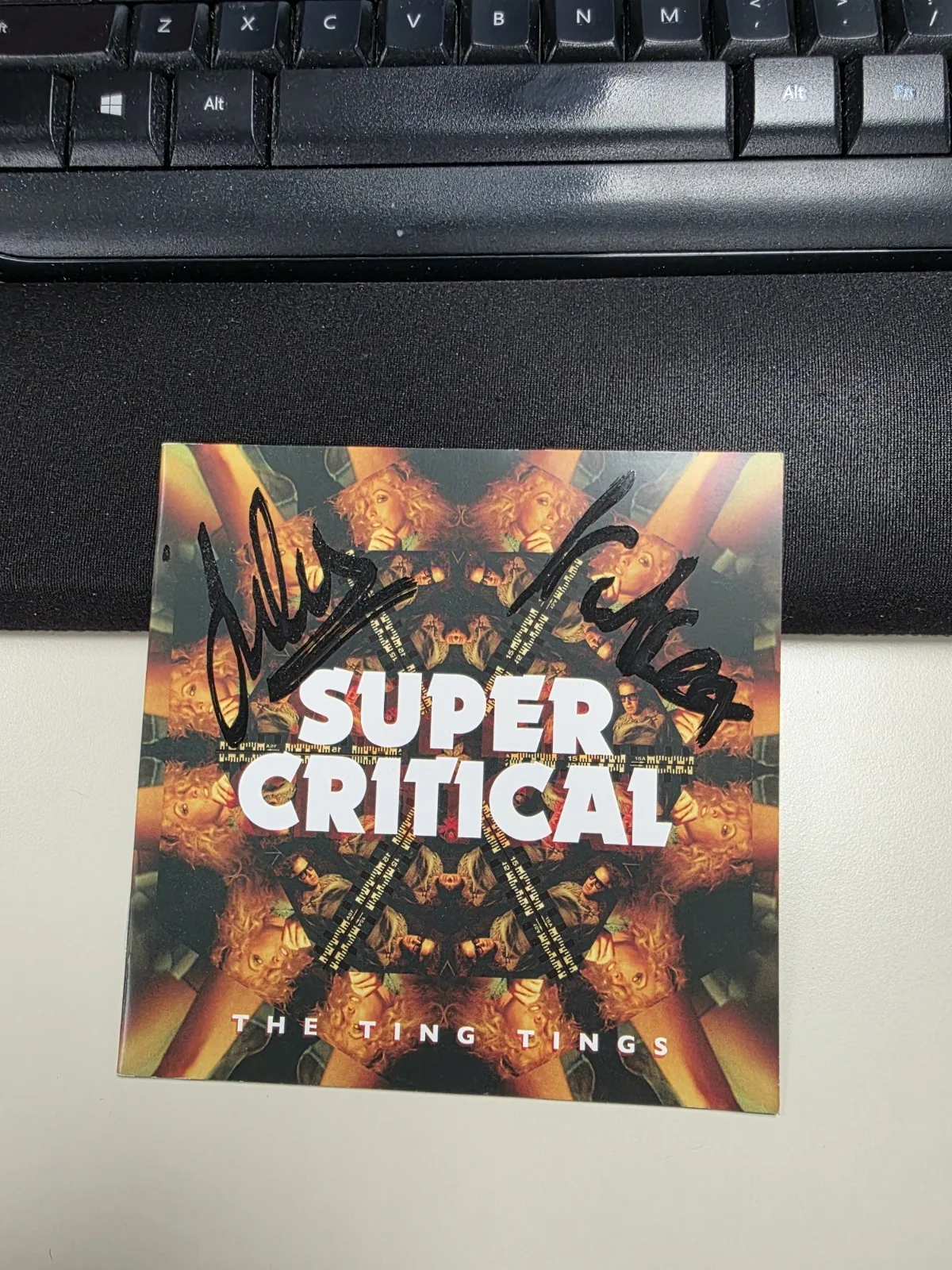 The Ting Tings - Super Critical - Signed/Autographed CD Booklet - No Music !, изображение 4