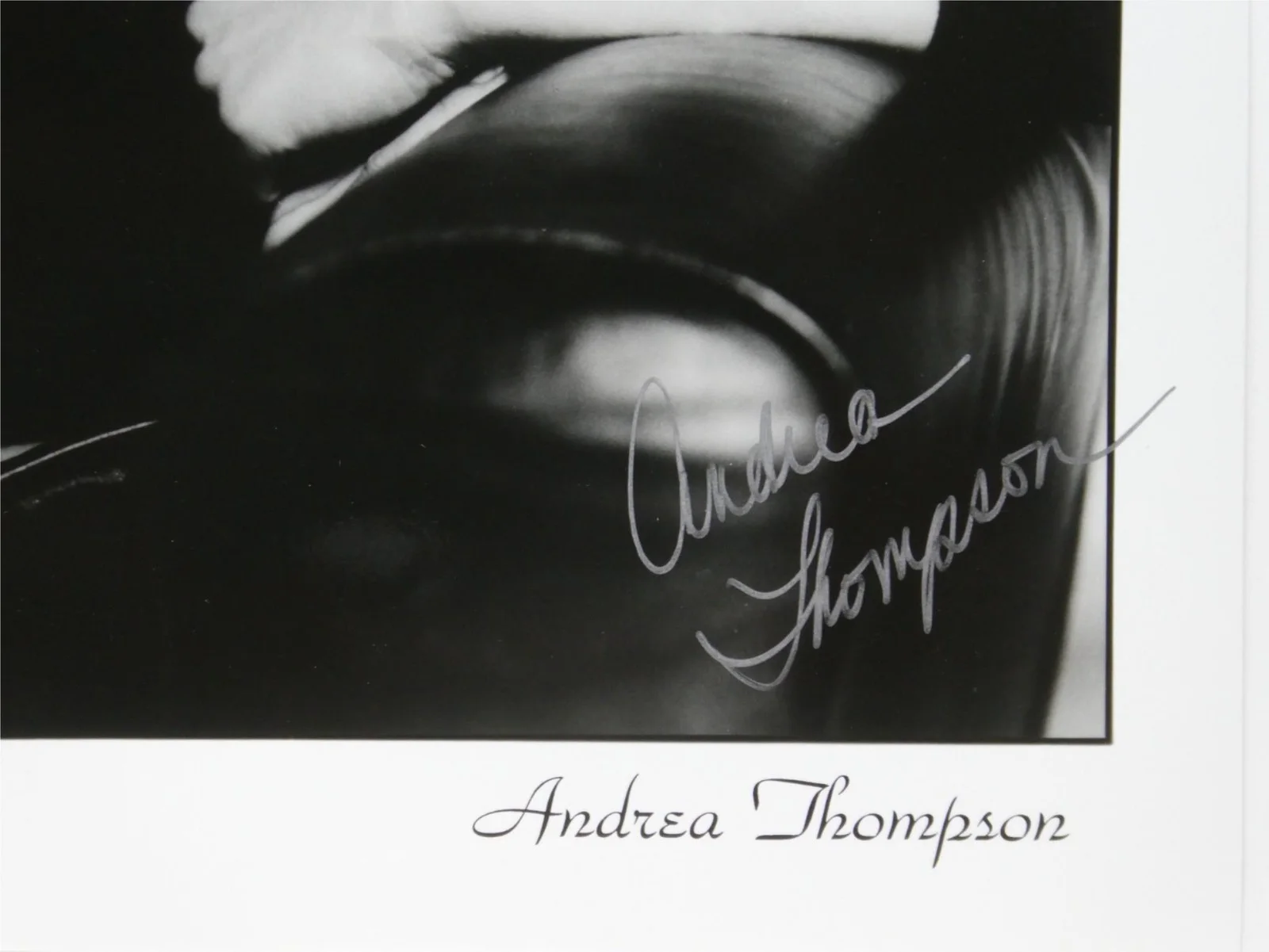 Andrea Thompson — Andrea Thompson Signed 8x10 B&W Photo Autographed NYPD Blue, image 2