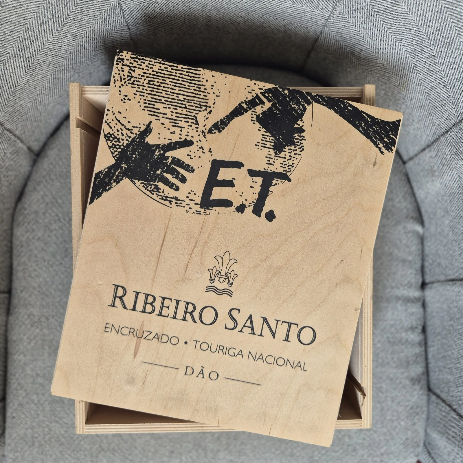 ET Extraterrestrial Decorated Ribeiro Santo Wooden Wine Box C1980s Vintage Retro, изображение 3