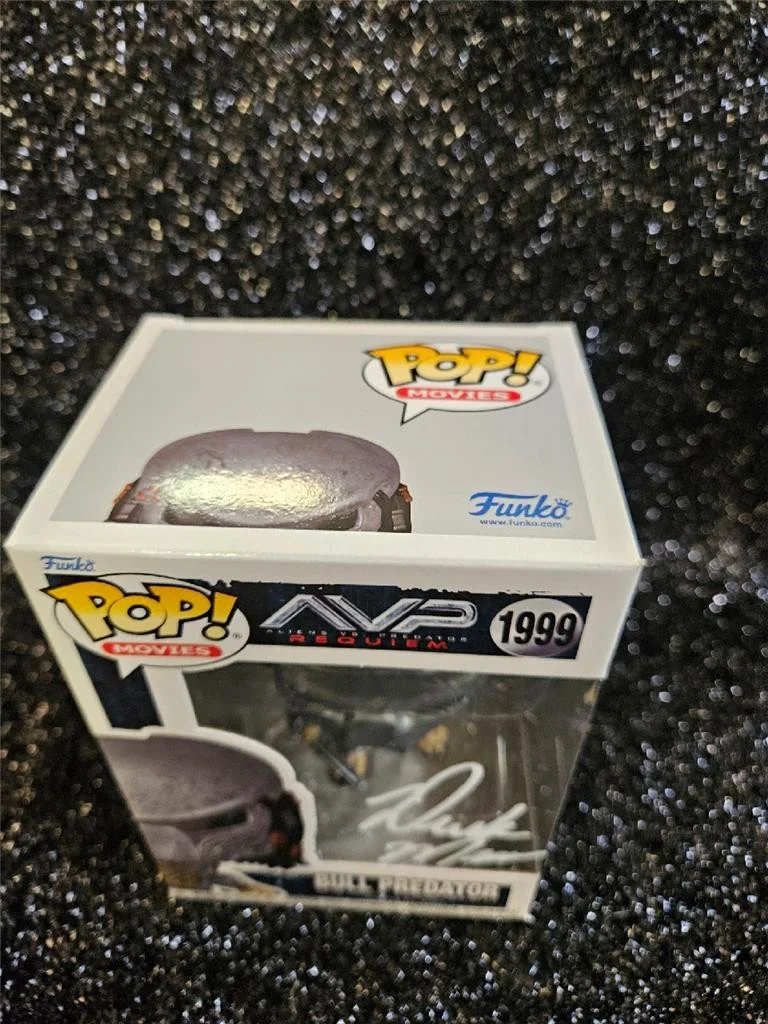 DEREK MEARS — Derek Mears SIGNED AUTOGRAPHED FUNKO POP! 1999 AVP BULL PREDATOR FIGUREW/ COA, изображение 2