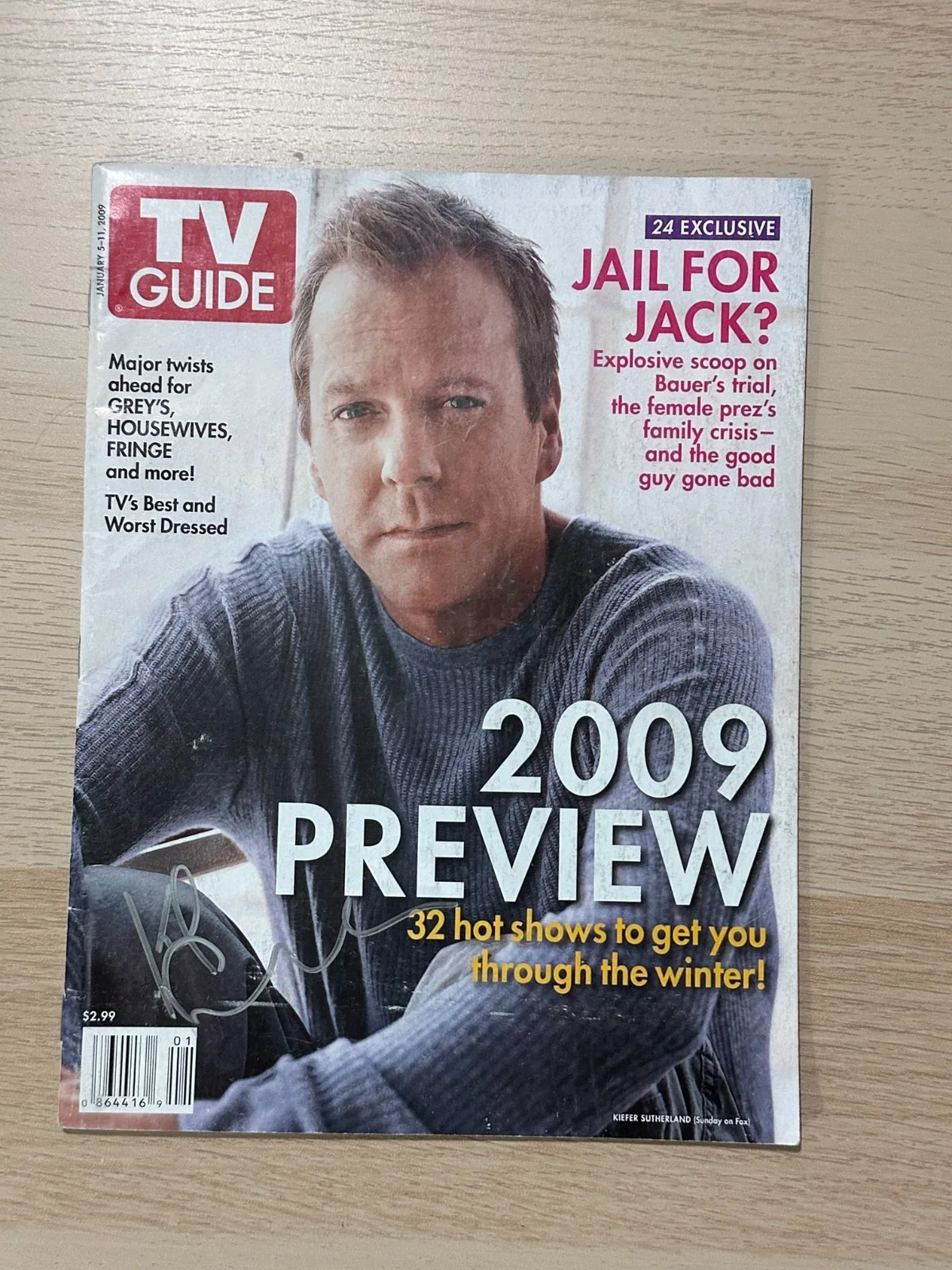 Kiefer Sutherland — Kiefer Sutherland signed TV Guide mag 24 The Lost Boys Young Guns Jack Bauer