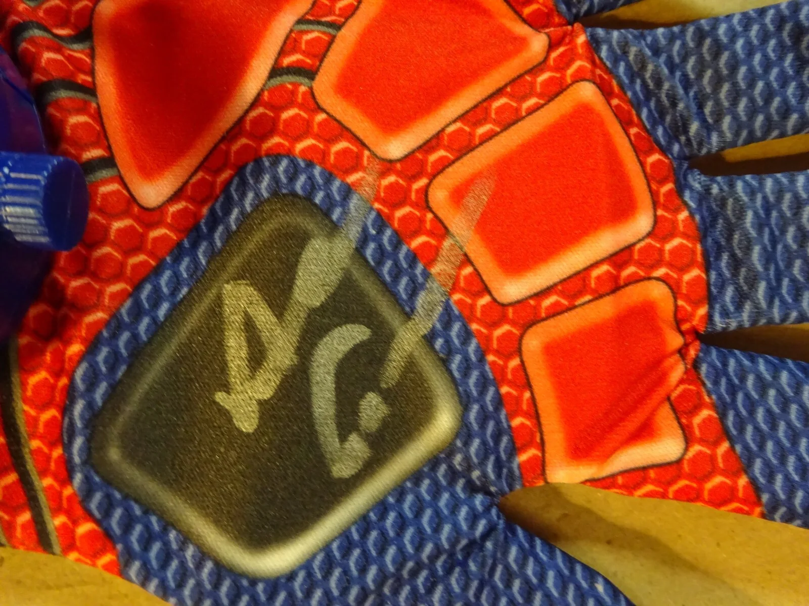 Andrew Garfield — Signed ANDREW GARFIELD Autographed SPIDER-MAN Child's Glove BECKETT COA BAS, image 2