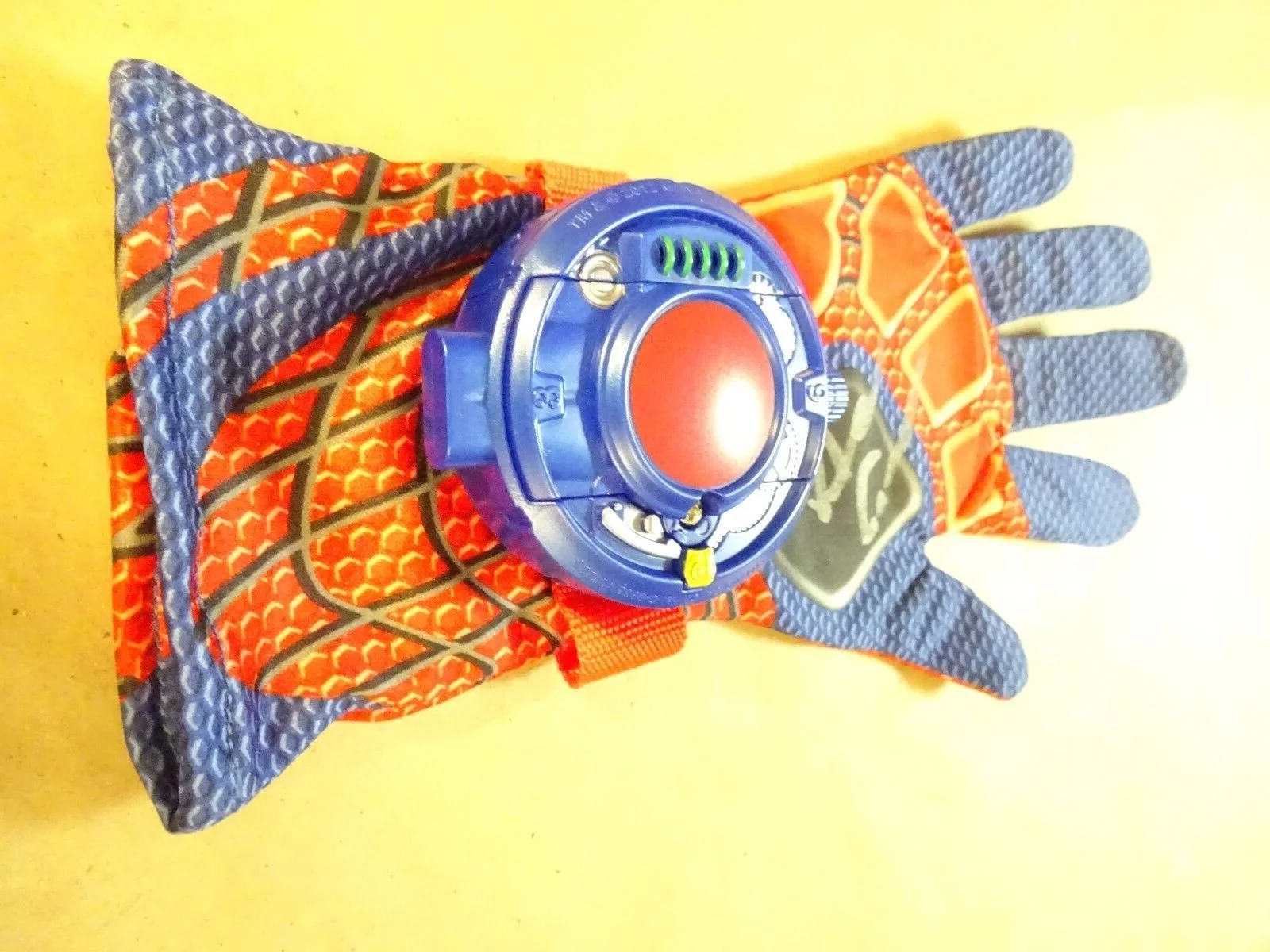 Andrew Garfield — Signed ANDREW GARFIELD Autographed SPIDER-MAN Child's Glove BECKETT COA BAS, image 3