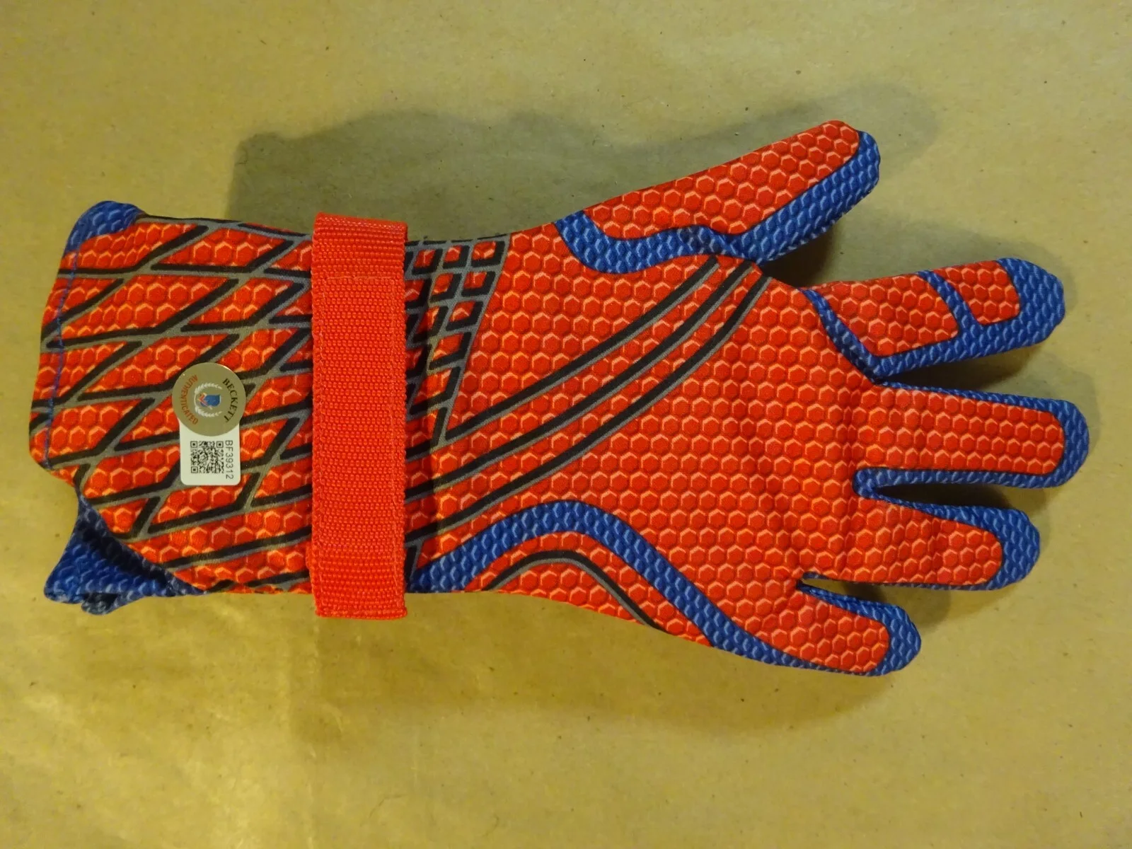 Andrew Garfield — Signed ANDREW GARFIELD Autographed SPIDER-MAN Child's Glove BECKETT COA BAS, image 4