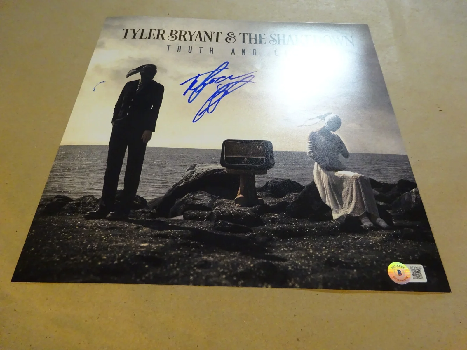 Autographed TYLER BRYANT AND THE SHAKEDOWN Signed Album Flat 12x12 Photo BAS COA, изображение 2