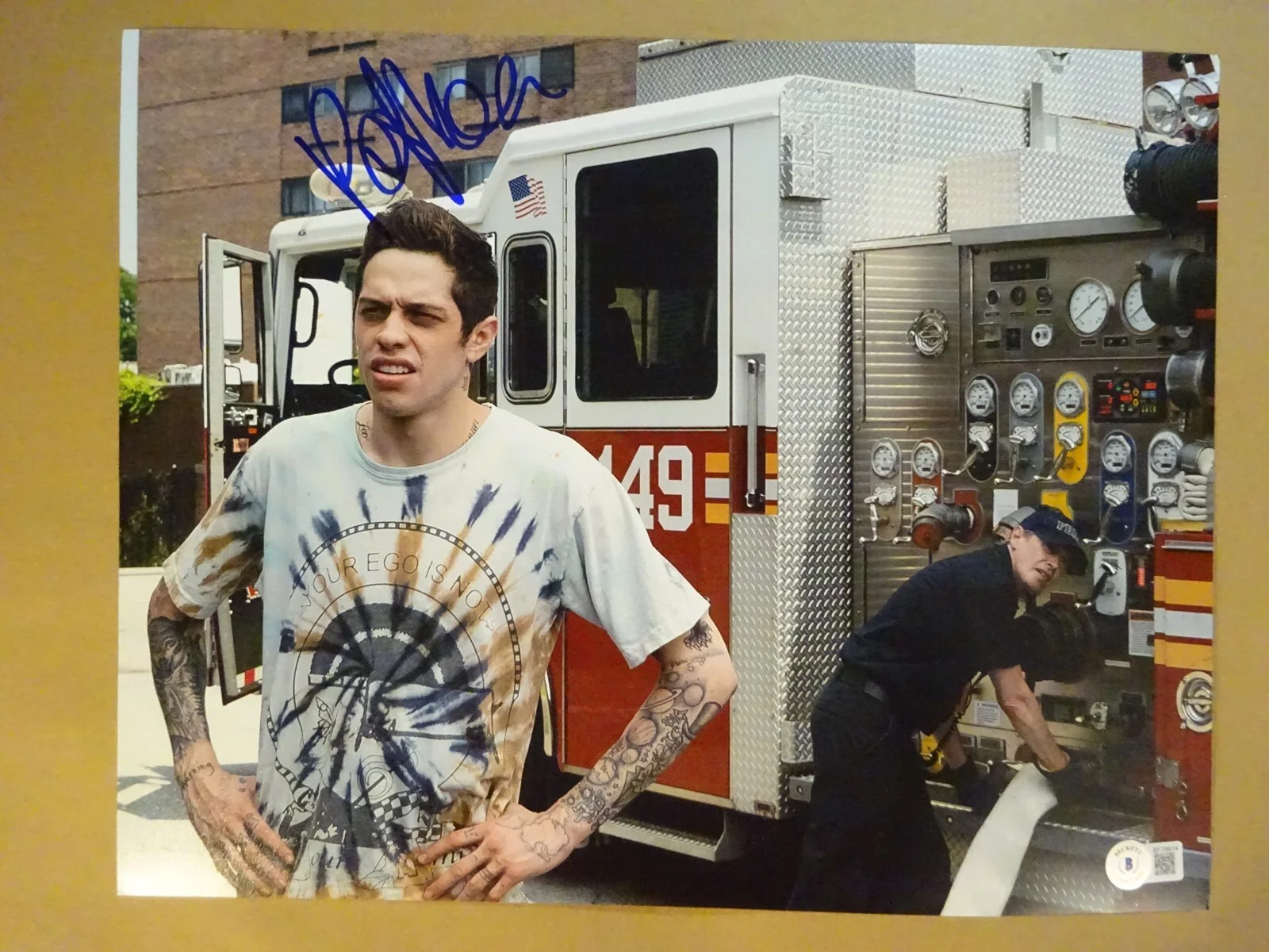 Pete Davidson — Signed PETE DAVIDSON Autographed Photo The King Of Staten Island 11X14 BAS COA