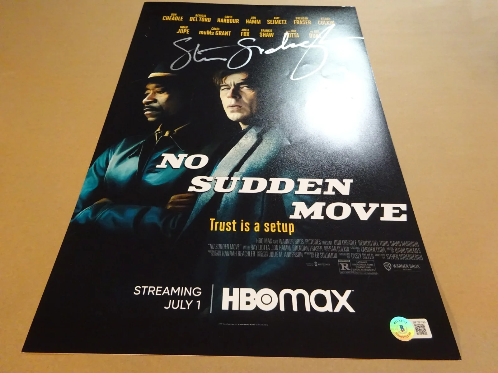 Steven Soderbergh — Signed STEVEN SODERBERGH Autographed No Sudden Move 11x17 Photo Beckett BAS COA, image 2