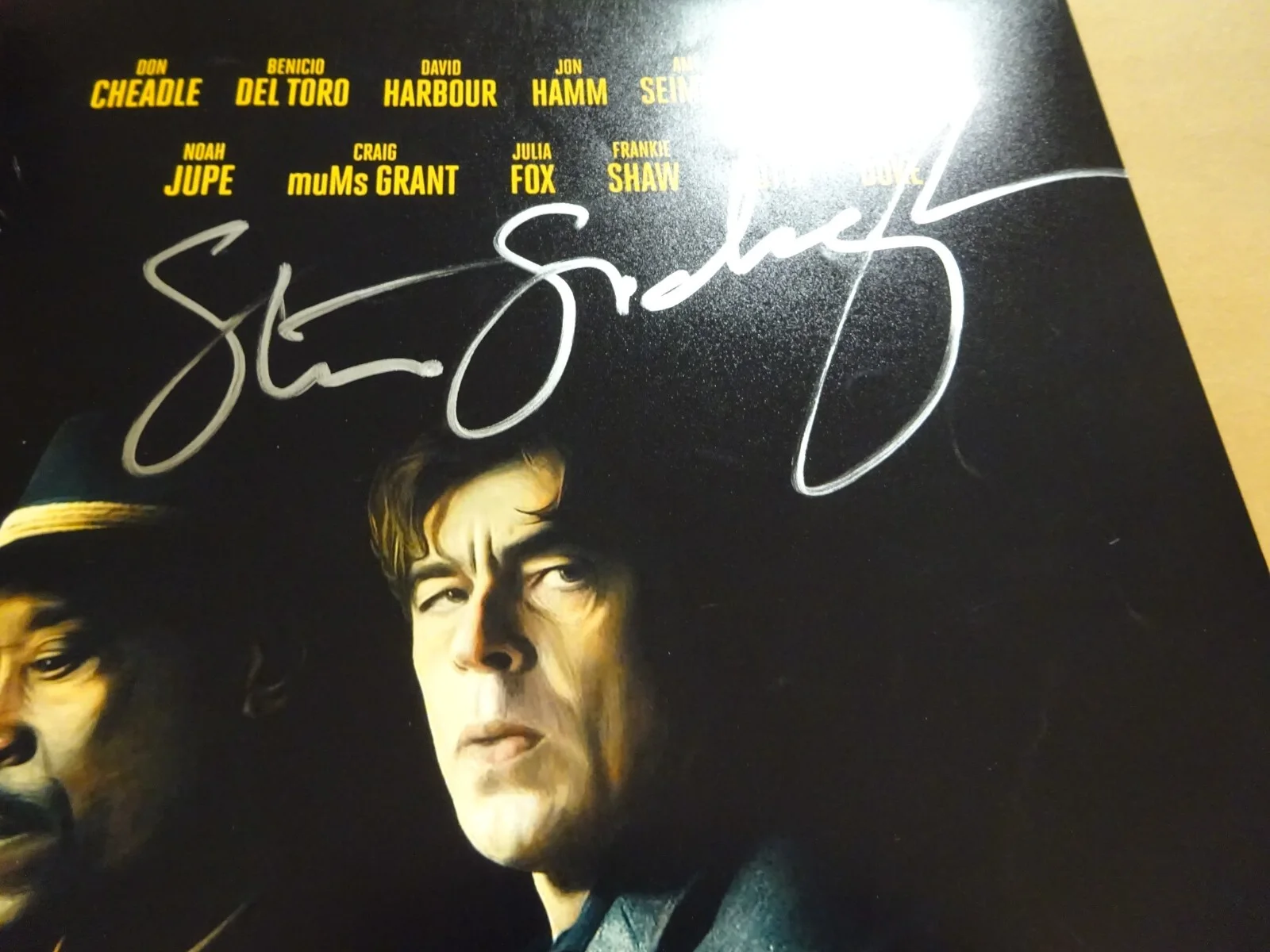 Steven Soderbergh — Signed STEVEN SODERBERGH Autographed No Sudden Move 11x17 Photo Beckett BAS COA, image 4