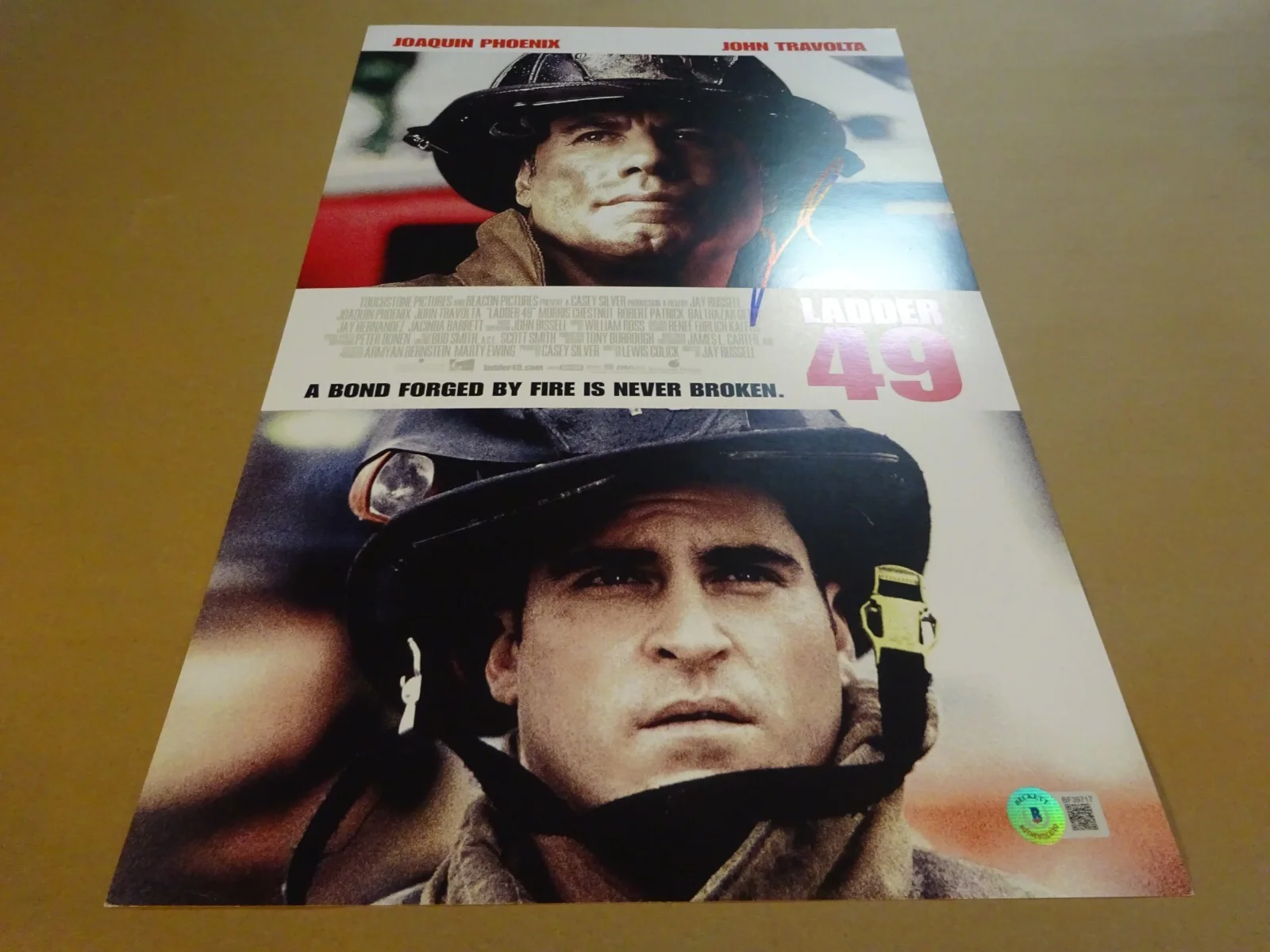 John Travolta — Signed JOHN TRAVOLTA Autographed LADDER 49 11"x17" Photo Beckett BAS COA, изображение 2