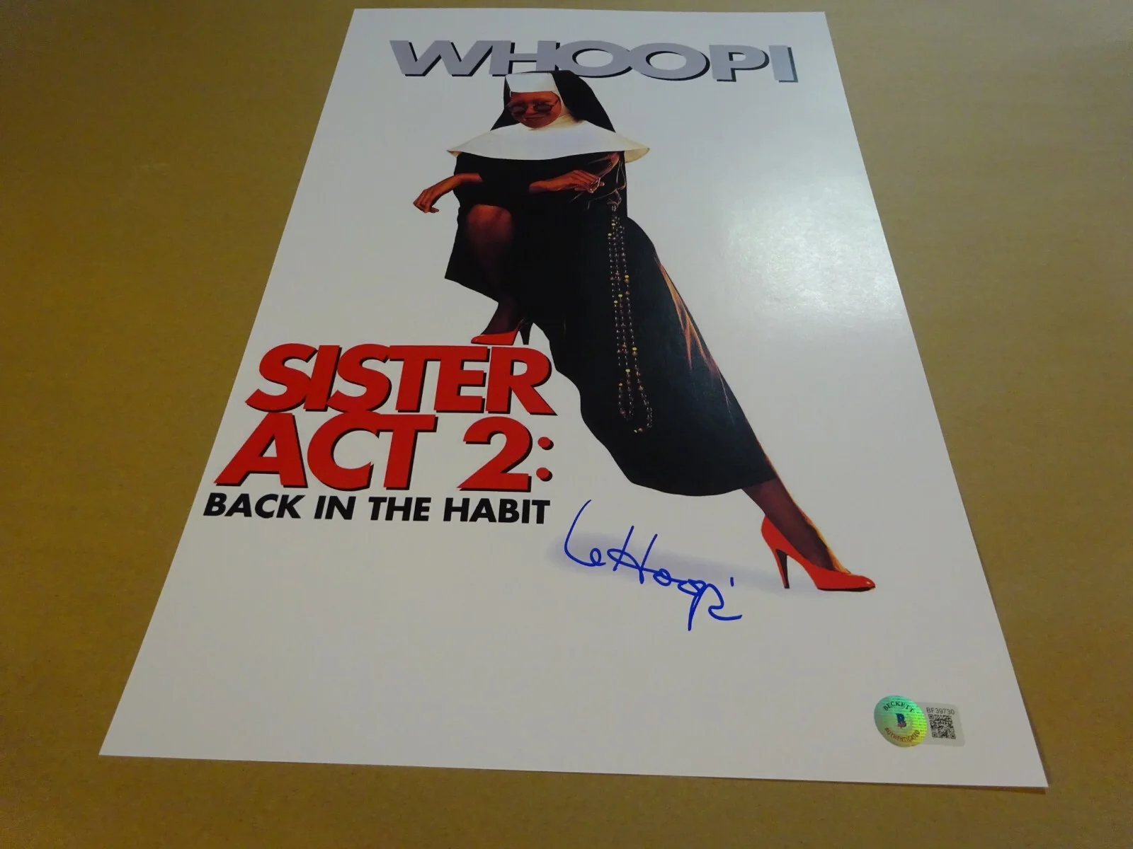 Whoopi Goldberg — Signed WHOOPI GOLDBERG Autographed SISTER ACT 2 11"x17" Photo Beckett BAS COA, изображение 2