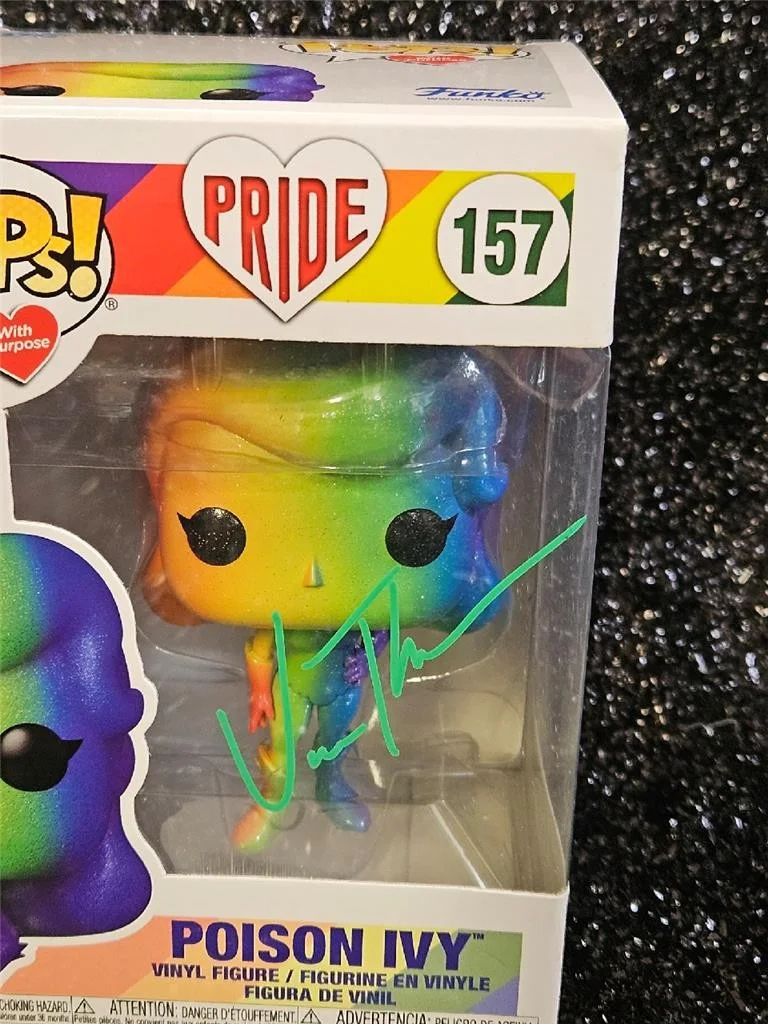 UMA THURMAN — UMA THURMAN POISON IVY HAND SIGNED AUTOGRAPHED FUNKO POP! 157 PRIDE BATMAN COA, изображение 2