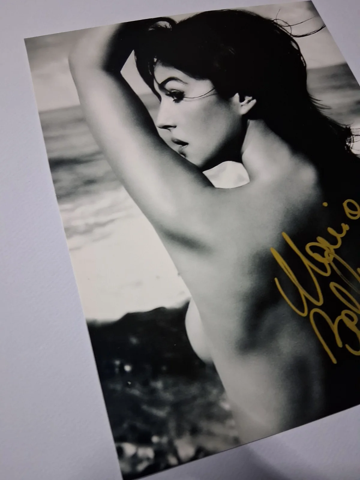 Monica Bellucci — Monica Bellucci signed b&w photo 7 3/4"x9 3/4" Matrix, Bram Stoker's Dracula, image 2