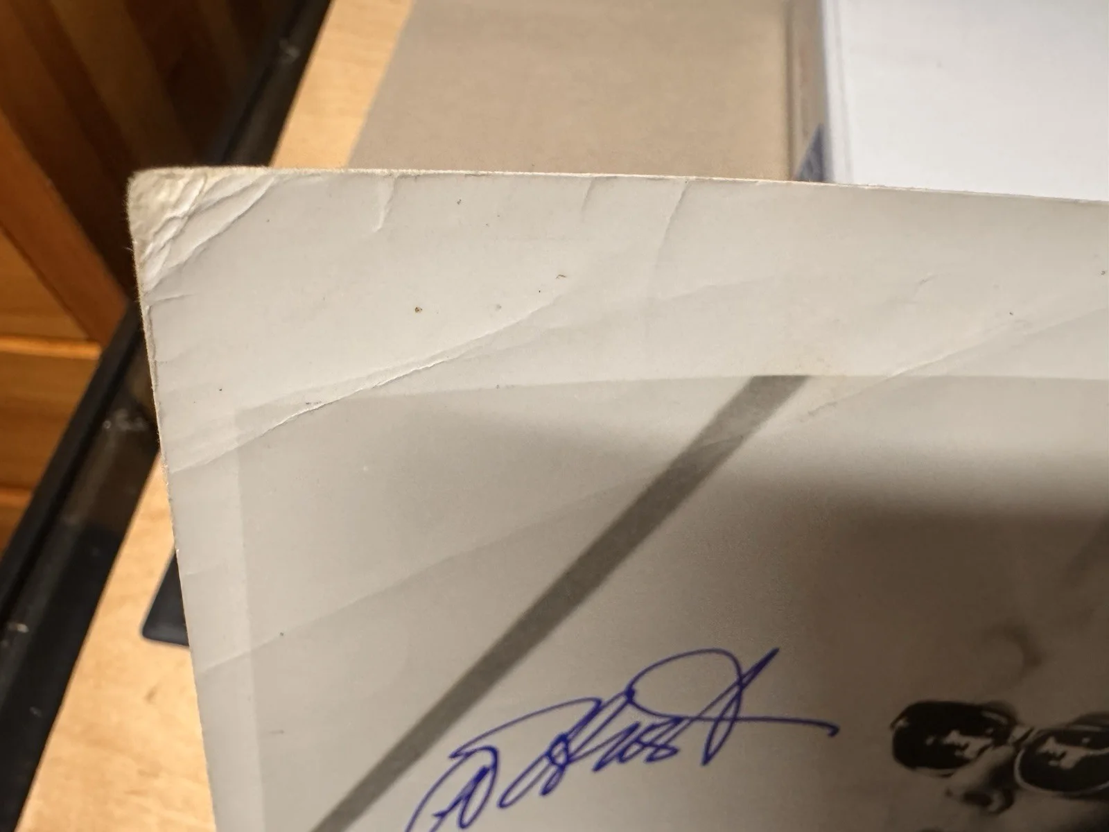 Anjelica Huston Signed Photo. Addams Family. Damaged, изображение 3