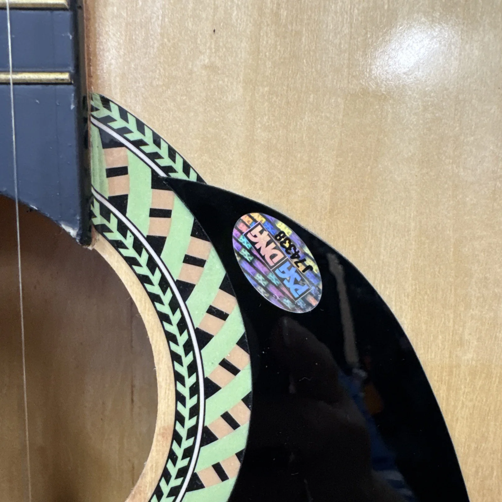 Miley Cyrus Autographed Guitar. PSA/DNA Certified., image 4