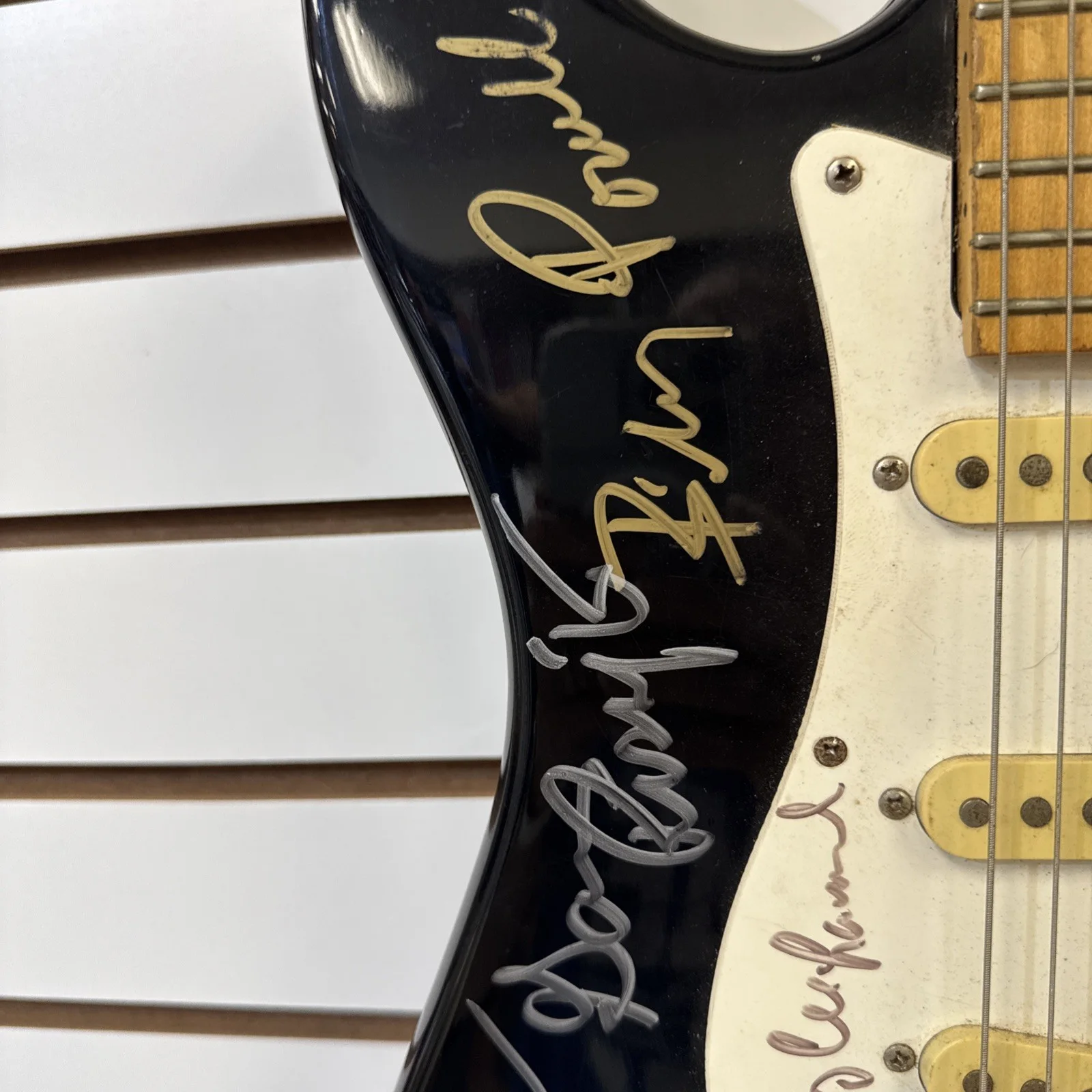 Lynyrd Skynyrd Signed Guitar. Read Description, изображение 2