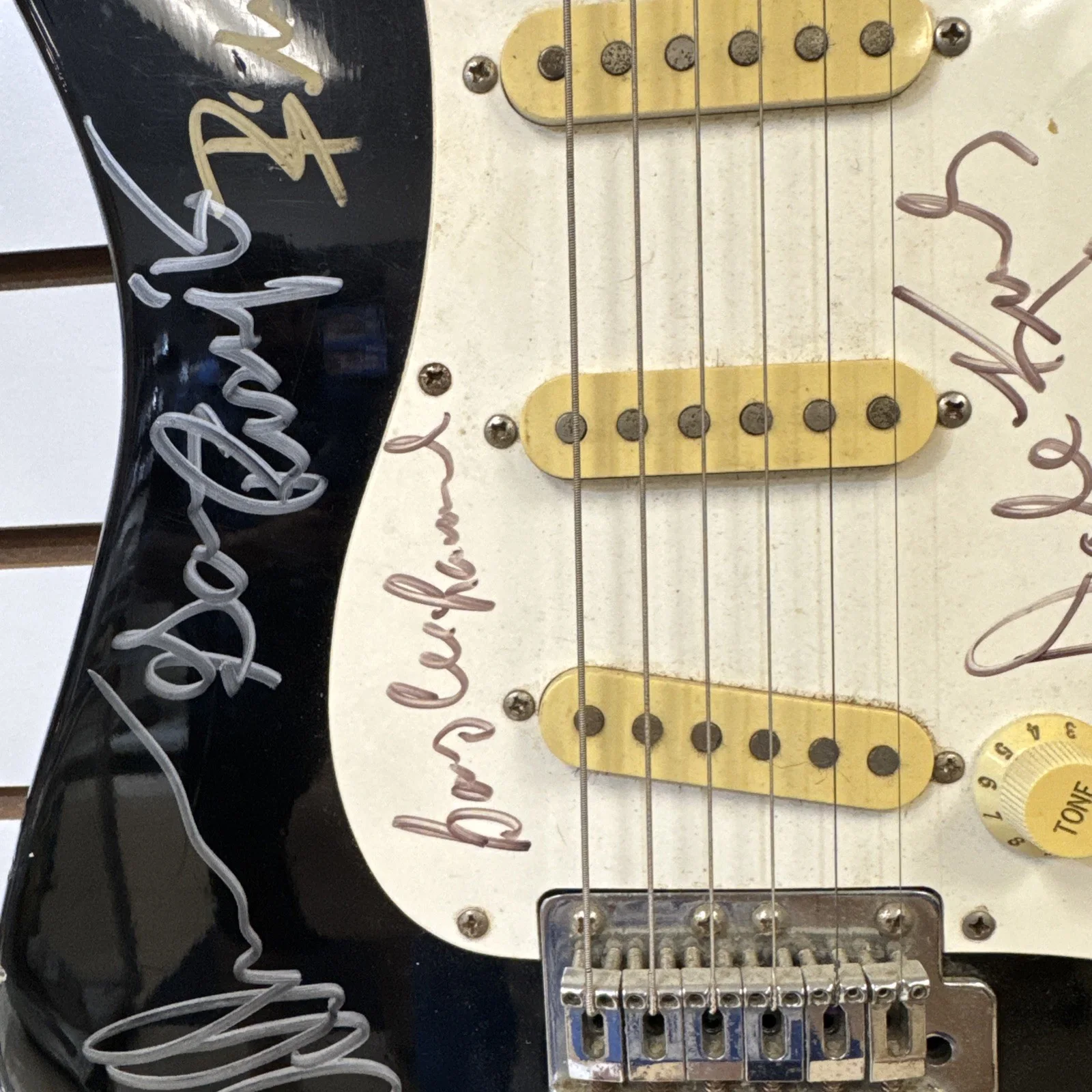 Lynyrd Skynyrd Signed Guitar. Read Description, изображение 3