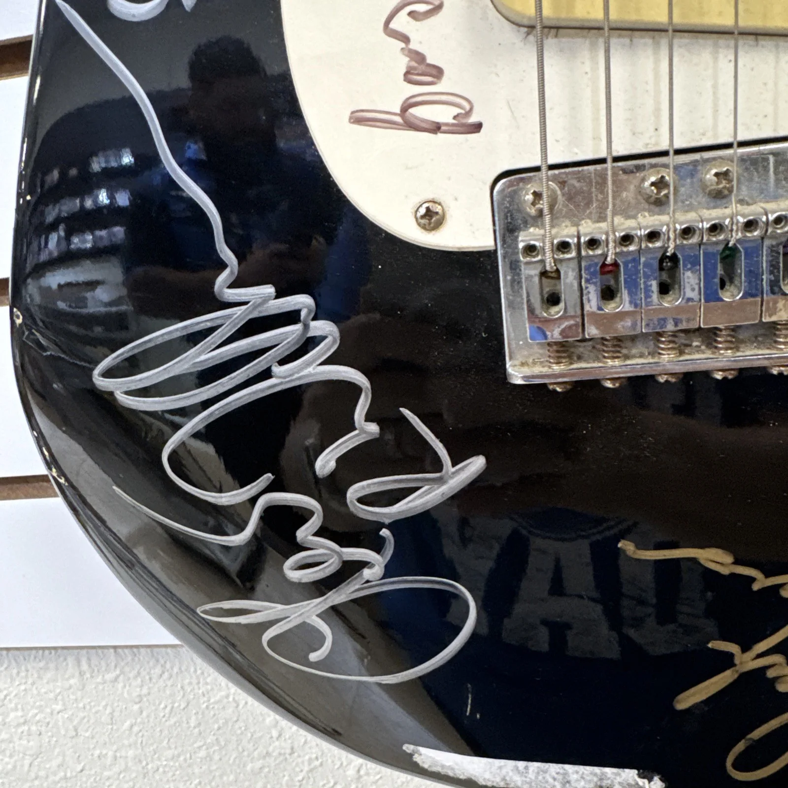 Lynyrd Skynyrd Signed Guitar. Read Description, изображение 4