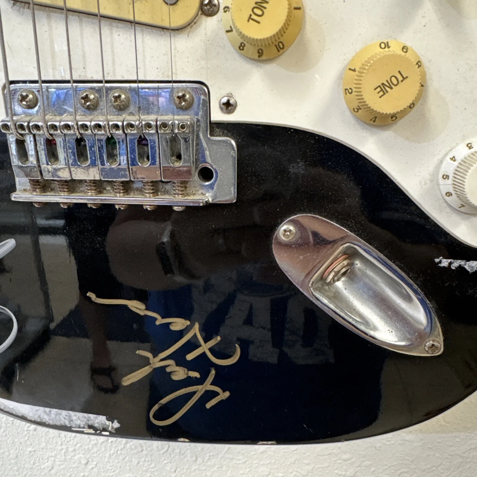 Lynyrd Skynyrd Signed Guitar. Read Description, изображение 5