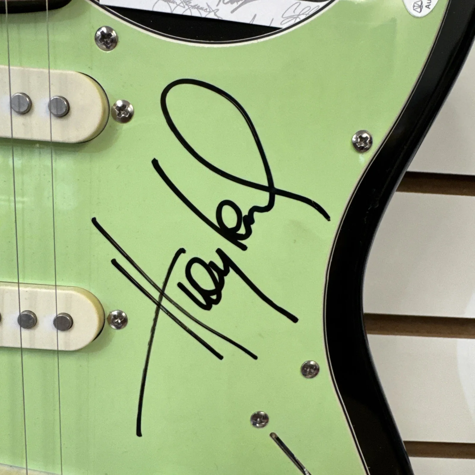 Barcelona Electric Guitar Autographed By Huey Lewis. JSA Authenticated, изображение 2