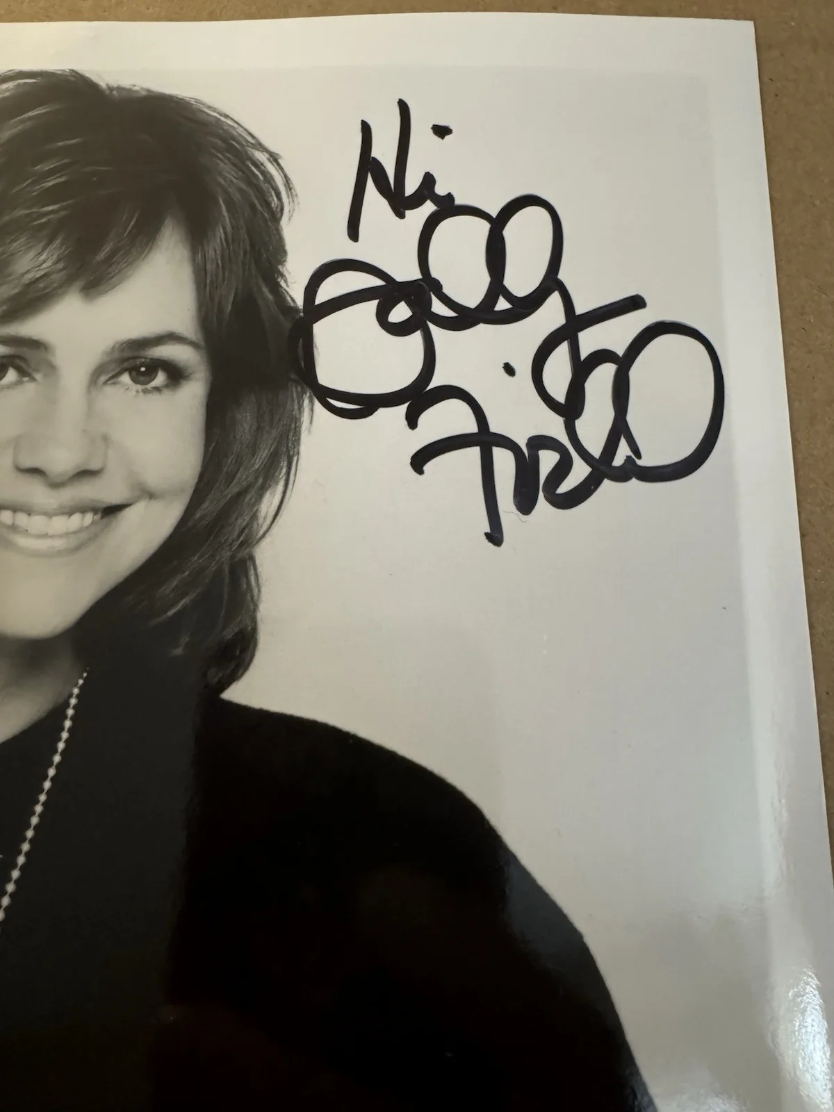 Sally Field — Sally Field Signed 8x10 Black & White Photo Vintage Autograph, image 2