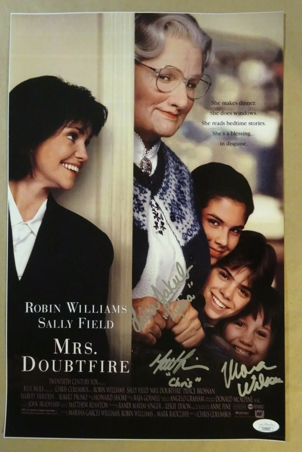 Mara Wilson, Matthew Lawrence, Lisa Jakub — Autographed MRS. DOUBTFIRE 11x17 Photo Signed By 3 JSA COA Wilson Jakub Lawrence, изображение 2