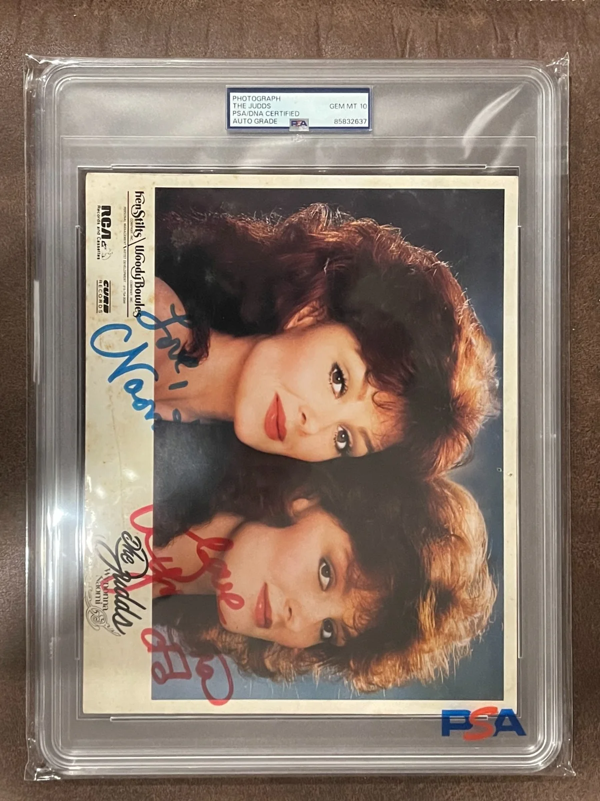 Naomi Judd, Wynonna Judd — NAOMI JUDD & WYNONNA JUDD SIGNED RCA 8X10 PHOTO THE JUDDS FRESH PSA / DNA SLAB