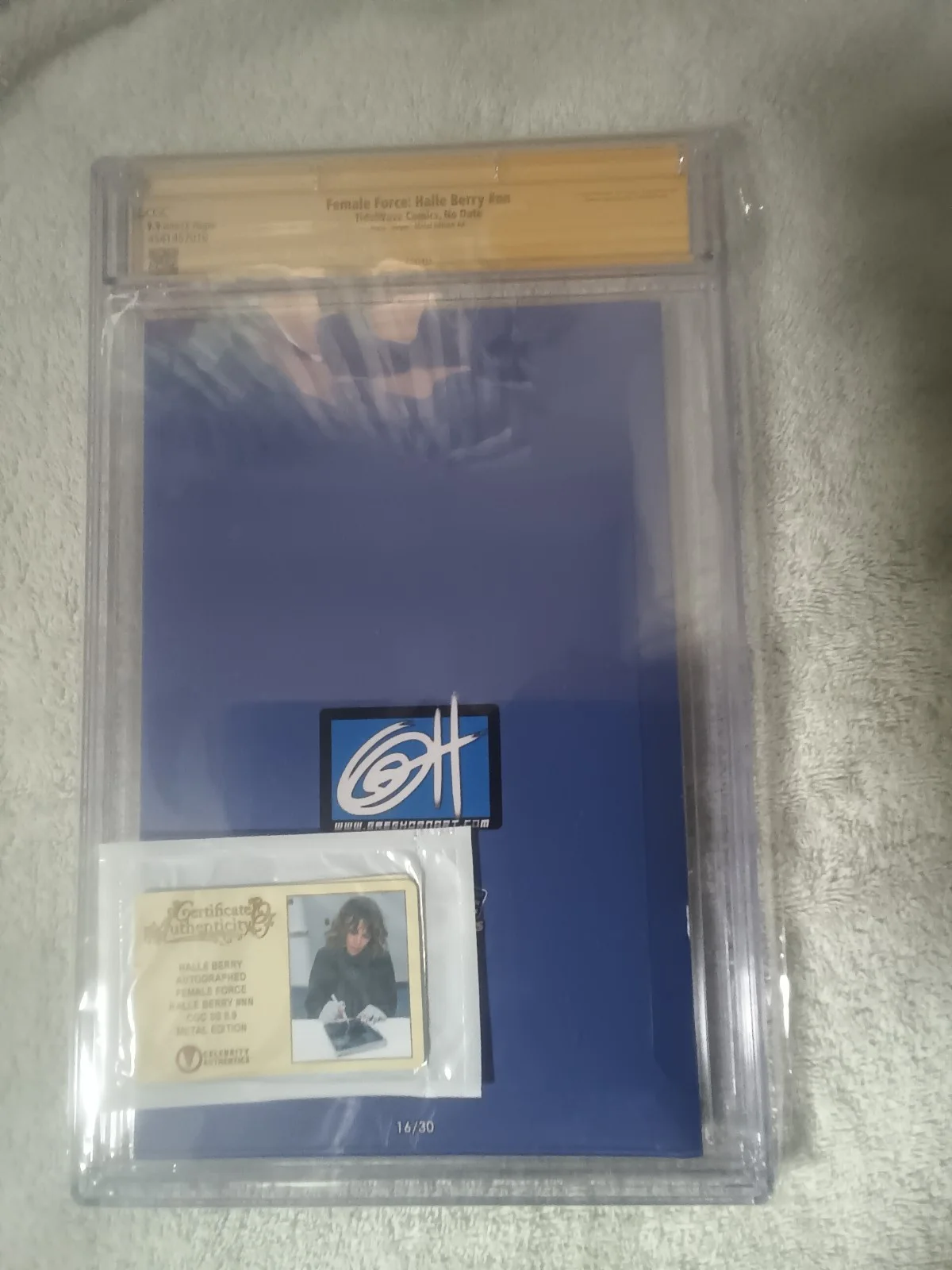 HALLE BERRY — LTD 30 SIGNED HALLE BERRY & GREG HORN FEMALE FORCE METAL X-MEN STORM CGC 9.9 #16, изображение 5