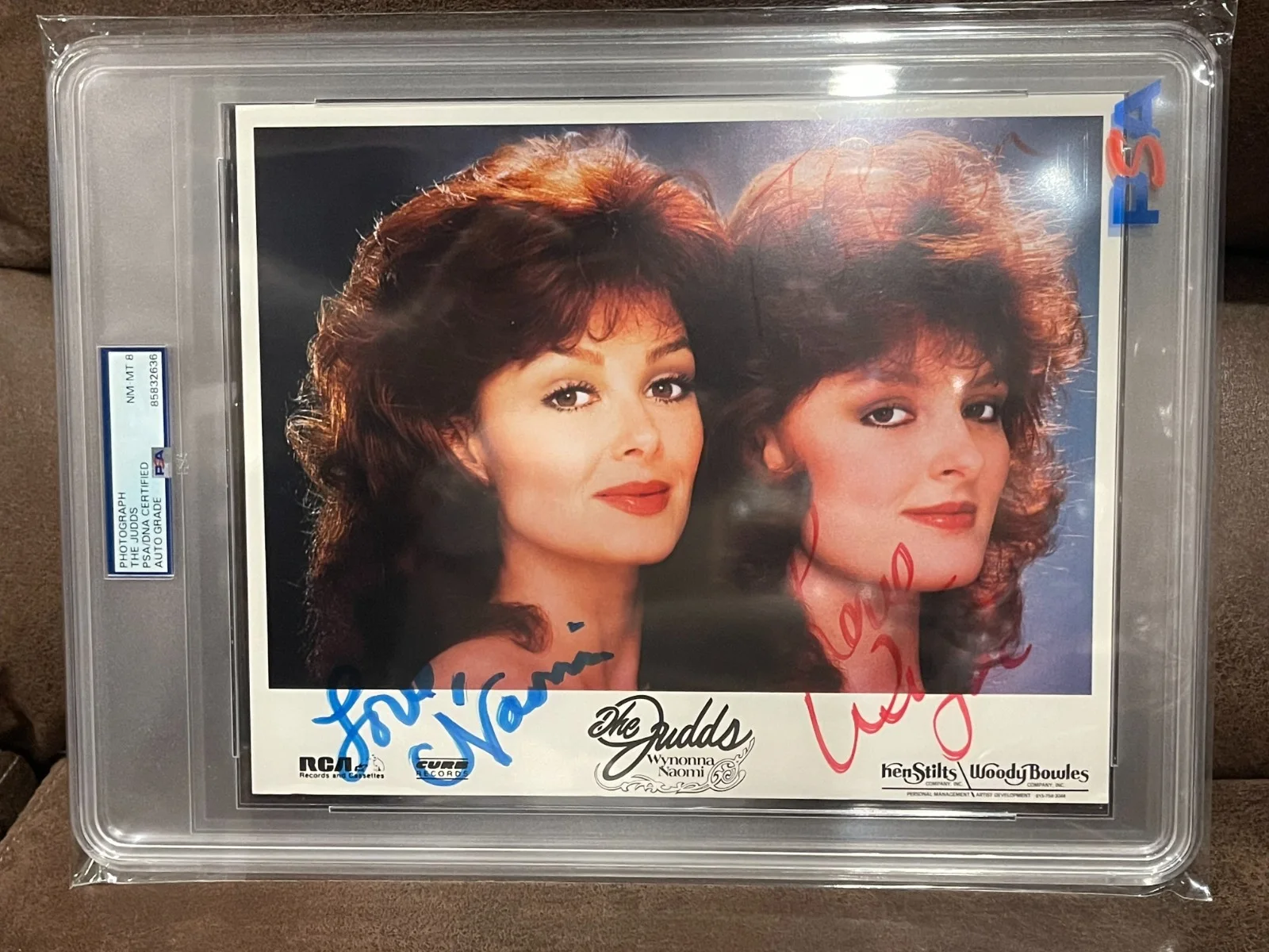 Naomi Judd, Wynonna Judd — NAOMI JUDD & WYNONNA JUDD SIGNED RCA 8X10 PHOTO THE JUDDS FRESH PSA / DNA SLAB