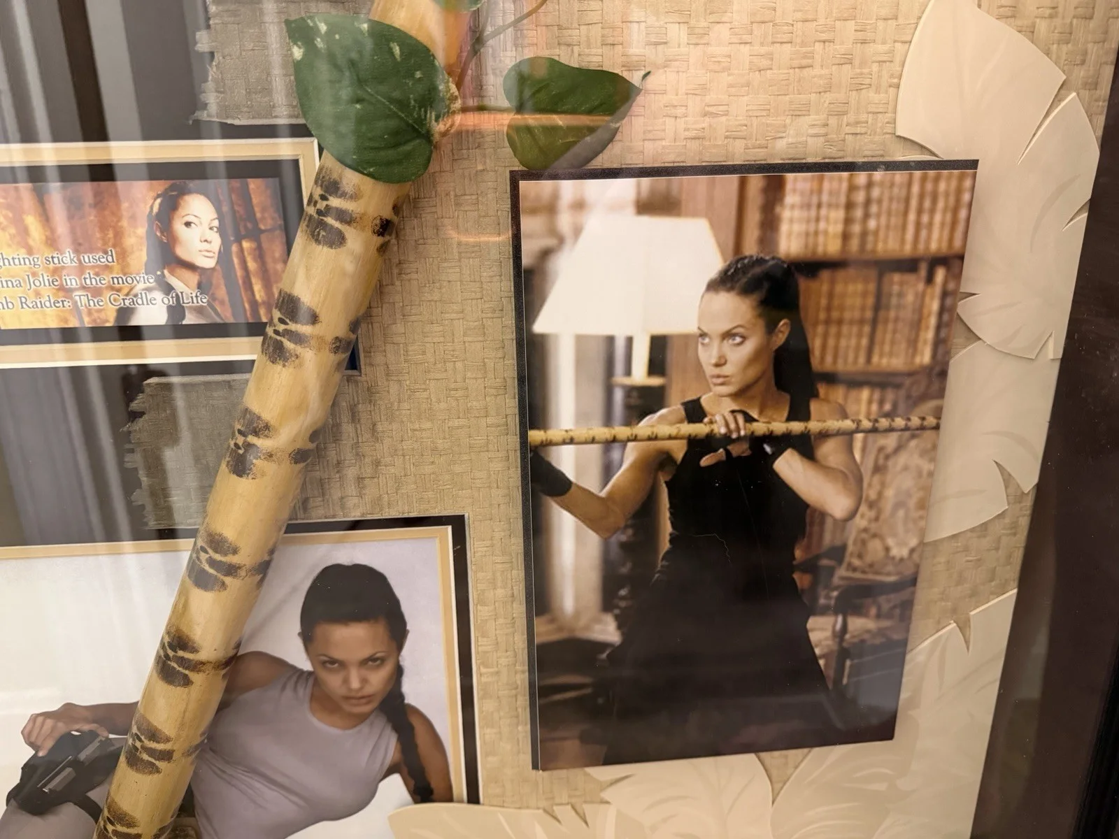 Angelina jolie — Angelina Jolie Signed Movie Memorabilia With Fighting Stick From Tomb Raider, изображение 2