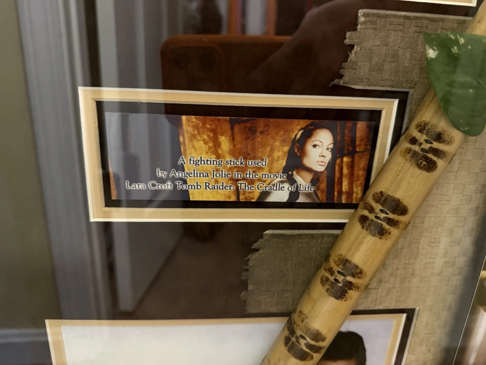 Angelina jolie — Angelina Jolie Signed Movie Memorabilia With Fighting Stick From Tomb Raider, изображение 3