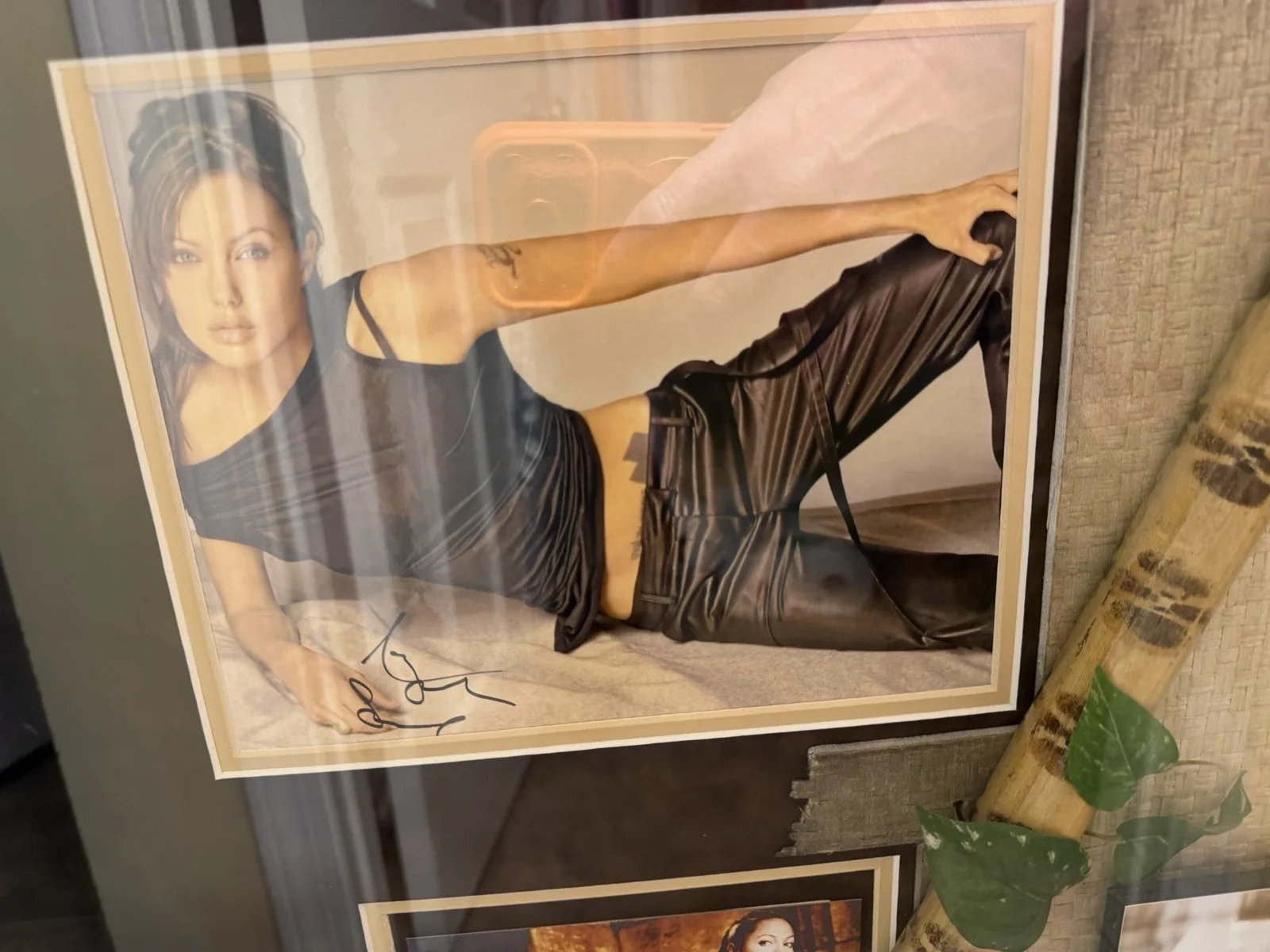 Angelina jolie — Angelina Jolie Signed Movie Memorabilia With Fighting Stick From Tomb Raider, изображение 4