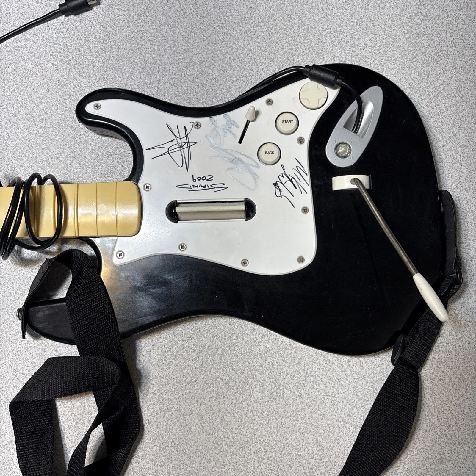 STAIND AUTOGRAPH SIGNED PLAYSTATION 3 GUITAR 2009 TOUR AARON LEWIS, изображение 2
