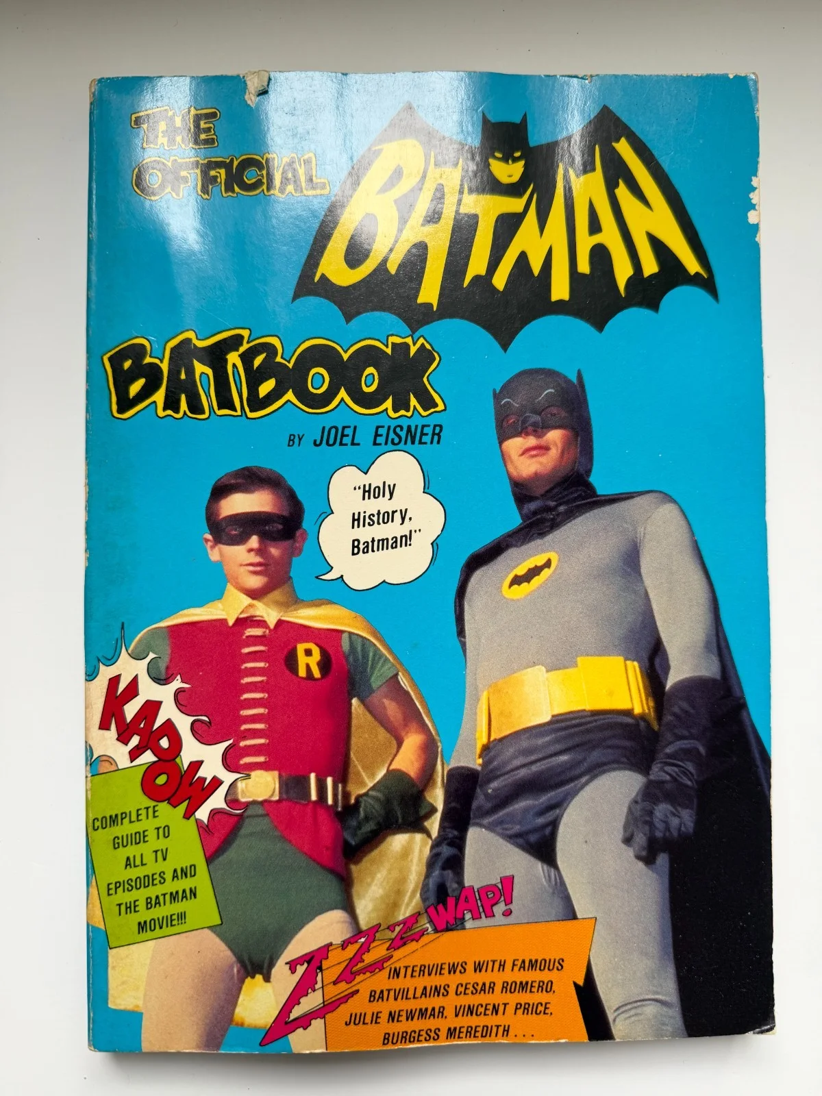 Signed Adam West Official Batman Batbook + Autograph Photo 1960s TV Series, изображение 2