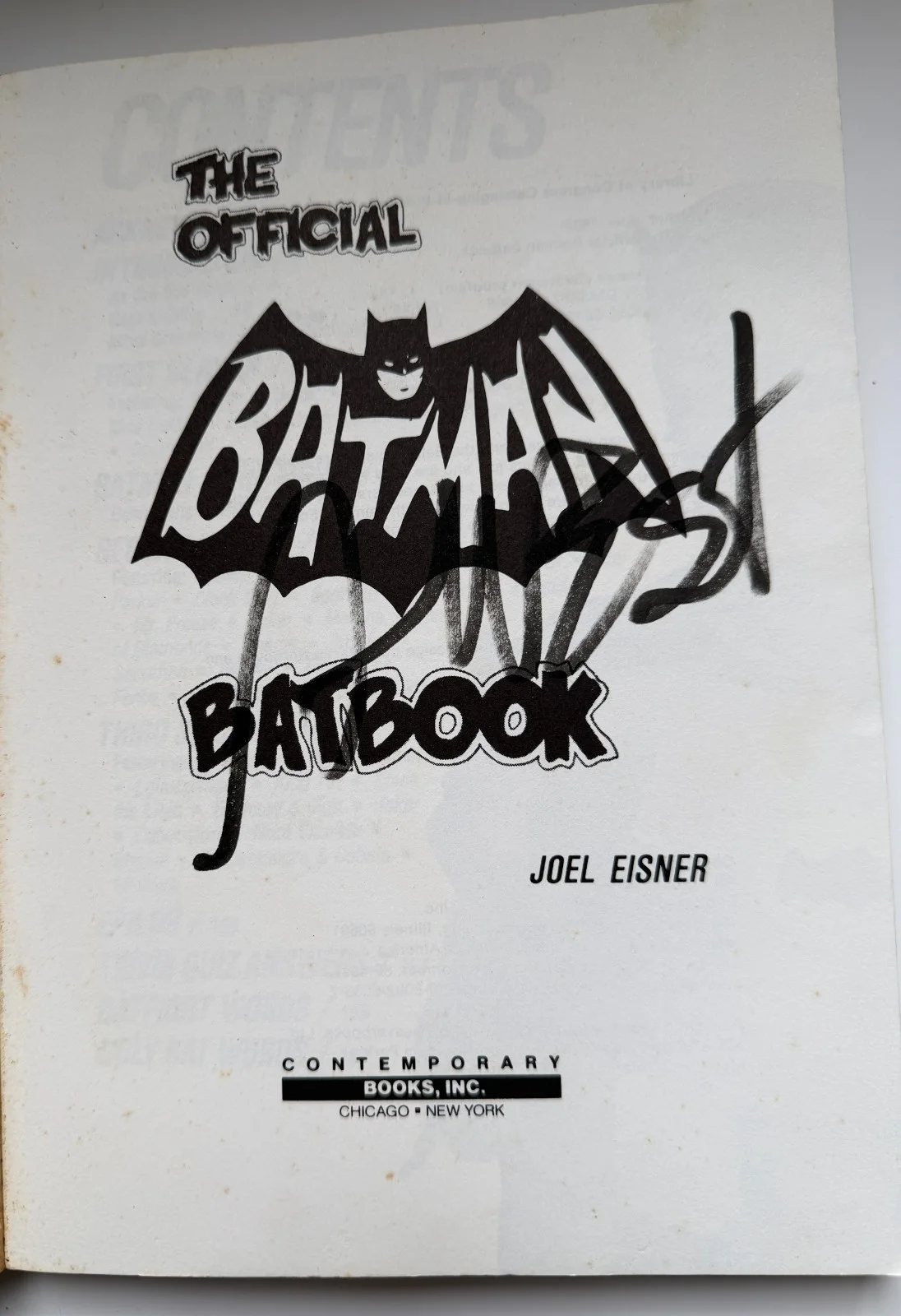 Signed Adam West Official Batman Batbook + Autograph Photo 1960s TV Series, изображение 3